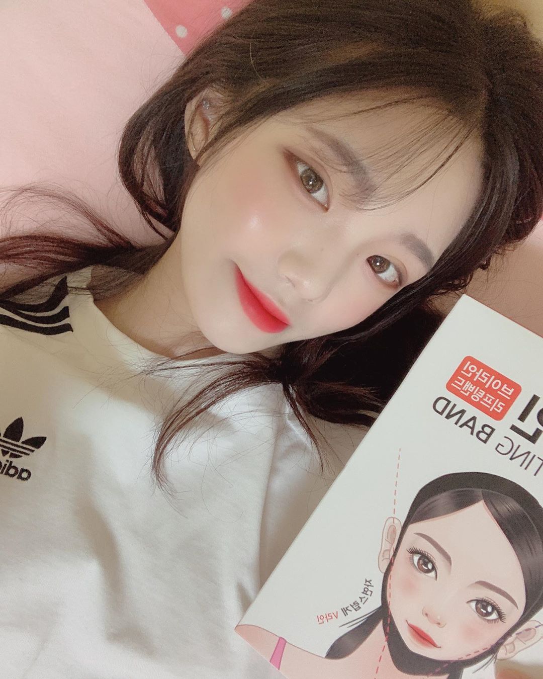 @927s2 on Instagram: “시술 없이 집에서 간편하게 V라인 만드는 꿀팁! #브이라인밴드 얼굴형이 마음에 안 들어서 시술 생각까지 해봤는데 그건 너무 무섭고,, 맨날 자기 전에 얼굴 마사지 하느라 너무 귀찮았는데, 그냥 누워서 밴드 착용하고 있으면 자연스럽게 붓기도 빠지고,…”