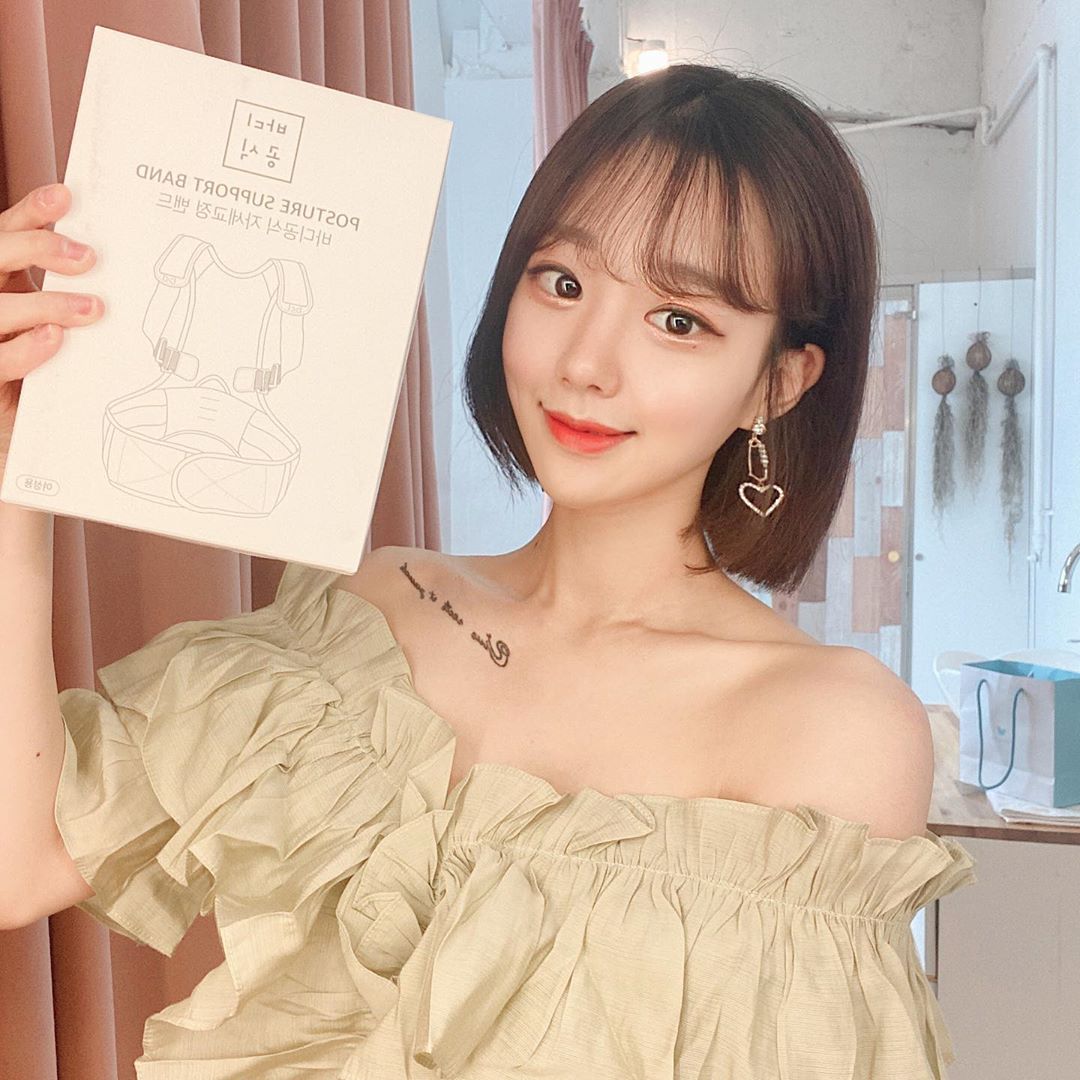 이 은 on Instagram: “어깨는 당겨주고 구부정한 등은 펴주어 거북목,굽은등을 바른체형으로 만들어주는 #바디공식자세교정밴드 💁🏻 허리,등,어깨의…”