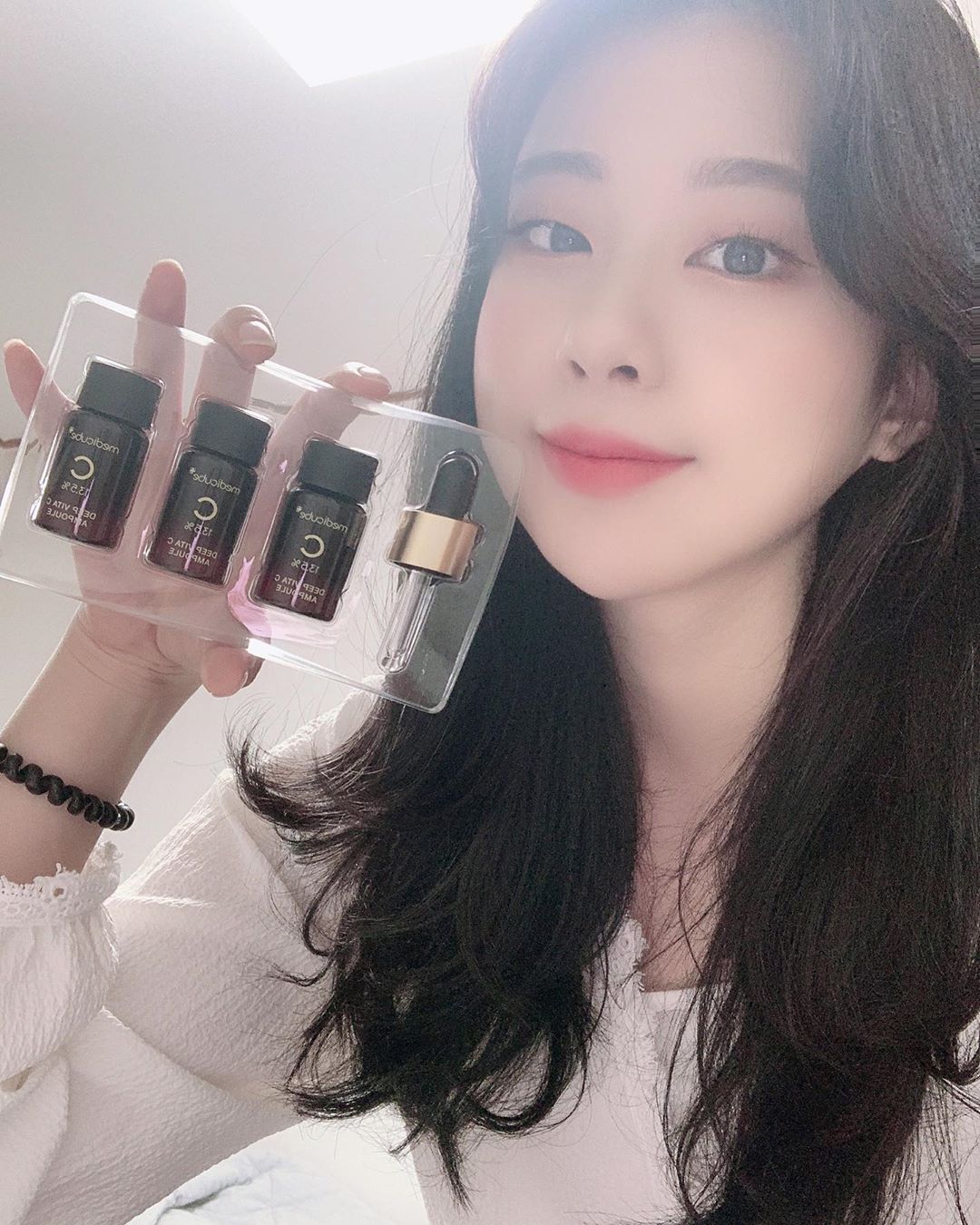 김서하 on Instagram: “7일 사용으로 기미, 잡티 , 피부톤이 개선 되는 강력한 톤업 앰플 🌟  안정화 된 비타민 C 앰플 사용을 위해 3개의…”