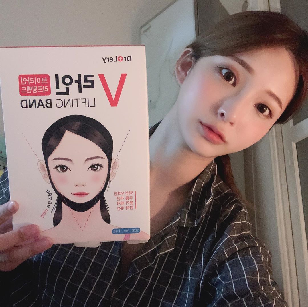 ฅ^•ﻌ•^ฅ on Instagram: “✔️닥터레리 브이라인 리프팅밴드  요즘 리프팅밴드 유행이라 관심갖고 찾다가 꿀템발견 붓기도 잡아주고 턱살이랑 볼살도…”