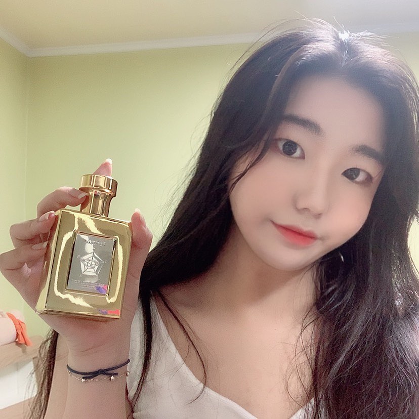 소영 ( 19 ) on Instagram: “[포맨트 포맨 시그니처 퍼퓸 코튼 썩세스] ⠀ 🖤 전 세계 0.1%의 마스터 퍼퓨머가 조향한 고급스러운 향 ⠀ 🖤영롱한 금빛 케이스로 선물하기에도 너무 좋은 향수 ⠀ 🖤마스트 퍼퓨머 ‘프랑소와 벤트’와의 콜라보로 더 깊은 향 ⠀ 향이 산뜻하면서도…”