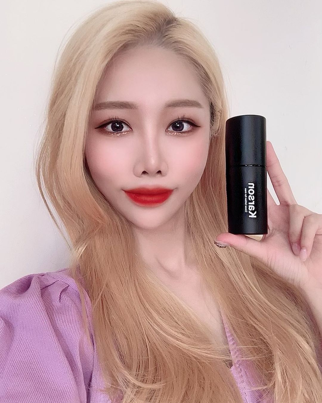 영이 on Instagram: “🎀칼슨 스틱형 커버쿠션🎀 손에 묻지 않고 간편해서 남자가 쓰기에 너무 좋아남자친구에게 선물하기 좋은 스틱쿠션! 자연스러운 톤업과 커버, 강력한 자외선 차