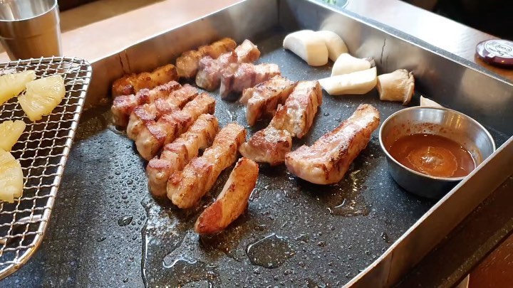사랑하는 아내와 강남 나들이🥰
.
전에 아내가 맛있다고 했던 삼곱식당 드뎌 방문
.
역시 다솜이 입은 믿을만함
.
고기가 꽉차있고 부드럽다
.
곱이 가득 차있고 고소하다
.
대창은 입에 넣는 순간 녹는다
.
이 모든걸 한자리에서 먹어버리기
.
다이어트는 늘 닿을 수 없는 저기 어딘가 존재한다🐷
.
사장님도 친절하시고 맛도 백만점!!
.
#역삼삼겹살 #역삼맛집 #역삼동맛집 #역삼역맛집 #역삼역고기집 #역삼역곱창집 #삼곱식당역삼점 #삼겹살맛집 #JMT #JMTGR