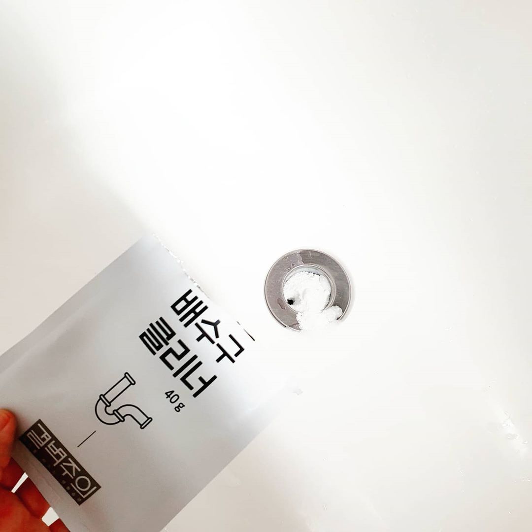 브이이 (•ө•)♡v on Instagram: “냄새와 해충 막아주는 #결벽주의 #대단한배수구클리너 로 배수구 청소했어요🥰 락스를 부어도 냄새가 없어지지 않아 고민했는데 결벽주의 배수구 클리너는