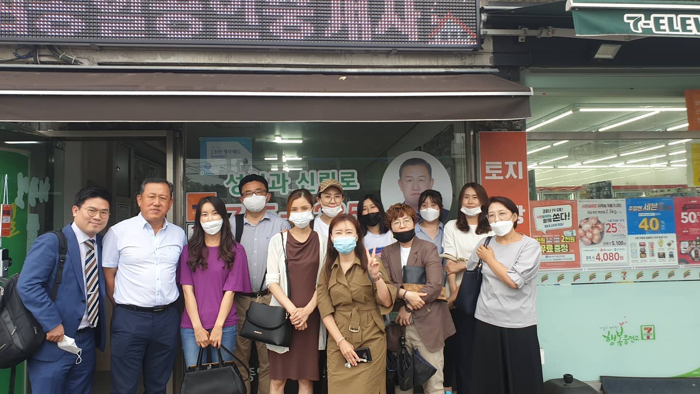 경기도 광주에 계신 최종일교수님의 사무소에서 앞으로의 방향에 대한 고견도 듣고 공장 창고 임장도 하고 맛있는 밥도 먹고 즐거운 시간이였다.

임장을 마친후  법정실무교육 6기 분들과의 모임이 있어 수원 화서역으로 출발.

타이트한 일정으로 몸은 힘들었지만 좋은분들과의 만남이라 피곤한줄 모르겄구먼^^ 잘 바쁘자~! 잘!

#공인중개사 
#공인중개사실무교육 모임
#랜드프로 
#랜드프로rsa
#수원맘
#수원호매실
#호매실
#화서역
#공장창고