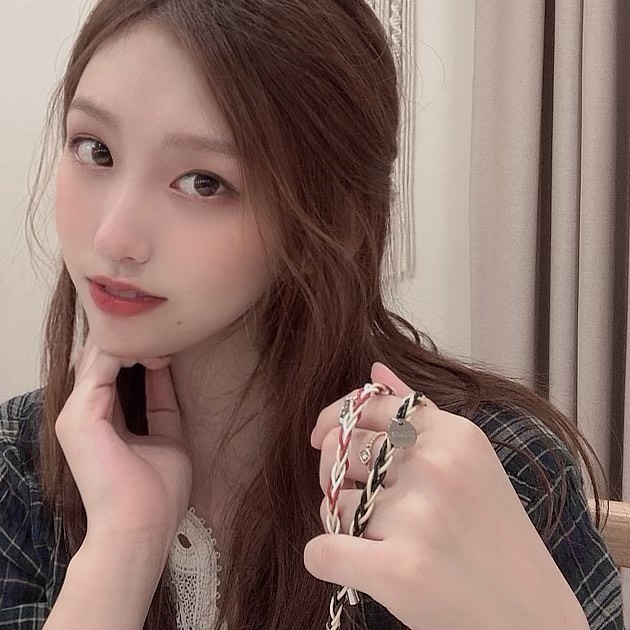 우동😋 on Instagram: “너무나도 즐거웠던 팔찌 공방❤️ 잠실역 근처라 찾아가기도 쉬웠어요! 소가죽과 써지컬로 팔찌를 만들고 만들기 전에 예쁜 줄로 연습을 했어요💕 처음에는 어