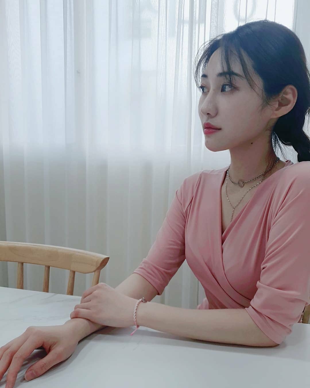 송이(Ｓｏｎｇ Ｅ) on Instagram: “송이 하고 싶은거 다해서 팔찌만들고 옴 ꈍ◡ꈍ 꼼지락꼼지락×9999999 하면 완성🎀 커플들은 둘이 꼭가라,, 두번가라,,(쥬륵) . . . . . . . . . . . . . . #서울놀거