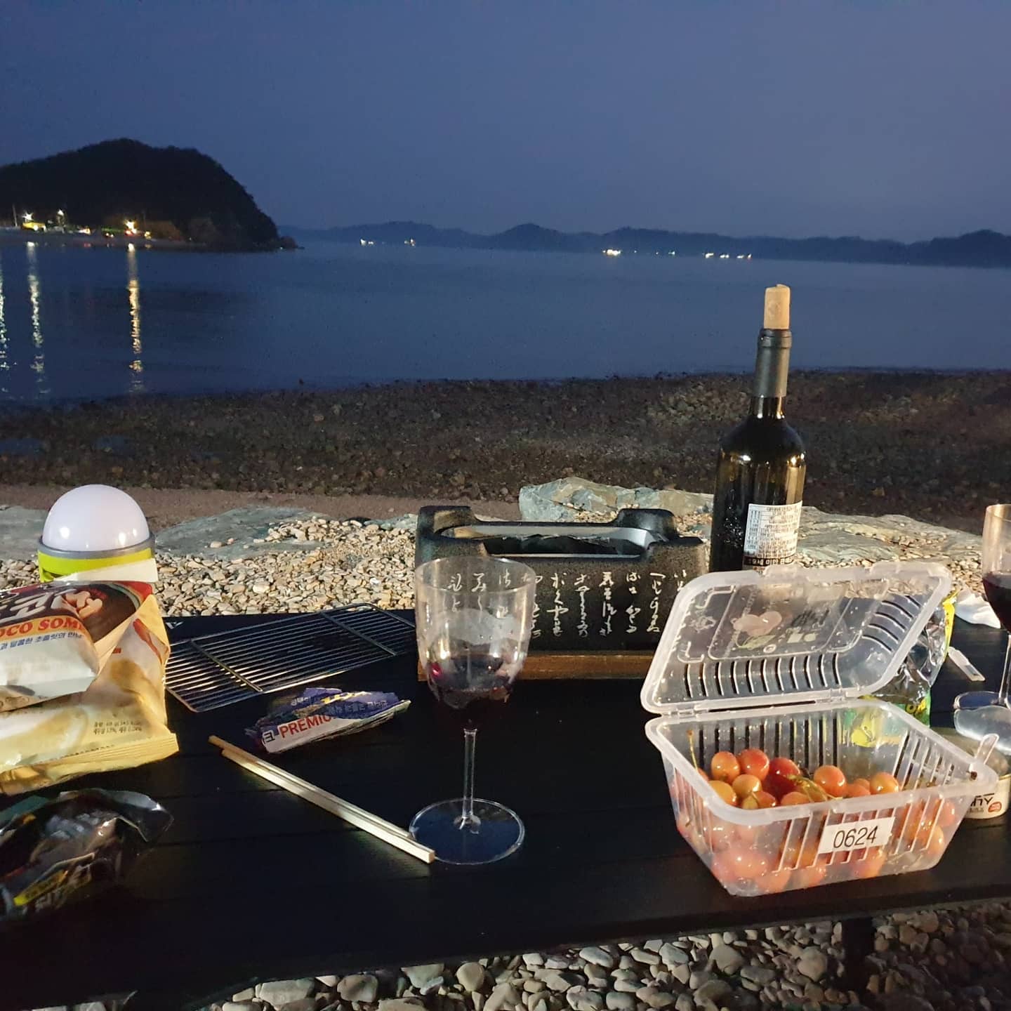 친구랑 둘이서 첫차박 :)
나름 성공했다 날이 딱 좋았고, 잔잔한 서해바다도 좋았다♡
다만!!!
#벌천포캠핑장
여기는 차박하려면 꼭 캠핑장이용하지말고 
바로 근처에 있는 차박전용(?)자리에서 즐길것!!!
주말에 4만원주고 좋은 자리로 잡았더니 다른사람이 자기네 텐트가 크다고 
우리는 차박이라고 좁은데로 자꾸 자리 옮겨달라고 해서 기분이 상함..
관리자아줌마도 옆에서 자꾸 좁은자리로 옮겨달라고 부추기고..
굉장히 기분이 상했지만 어렵게 시간맞춰서 왔으니 나름 양보해주었다. *그 외 시설후기 > 화장실 지저분, 개수대 지저분, 씻는곳은 새면대가 2개인데 1개는 물이안나와서 1명씩만 이용할 수 있었음

#차박 #차박장소 #벌천포오토캠핑장 #비추
