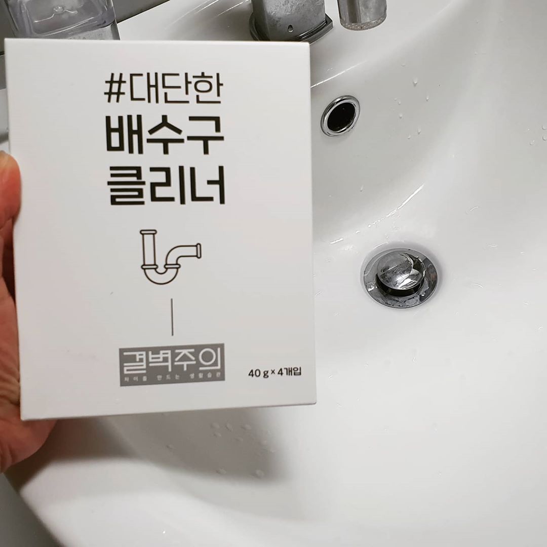 솔이💕 on Instagram: “- 배수구, 싱크대 악취 OUT ❢ 한포 싸악 뿌려주면 벌레와 악취균 잡아주네요 . 각종 이물질도 시원하게 뚫어주어 물이 잘 안내려갈때에도 해주면 좋아요♪̆̈ . 영상의