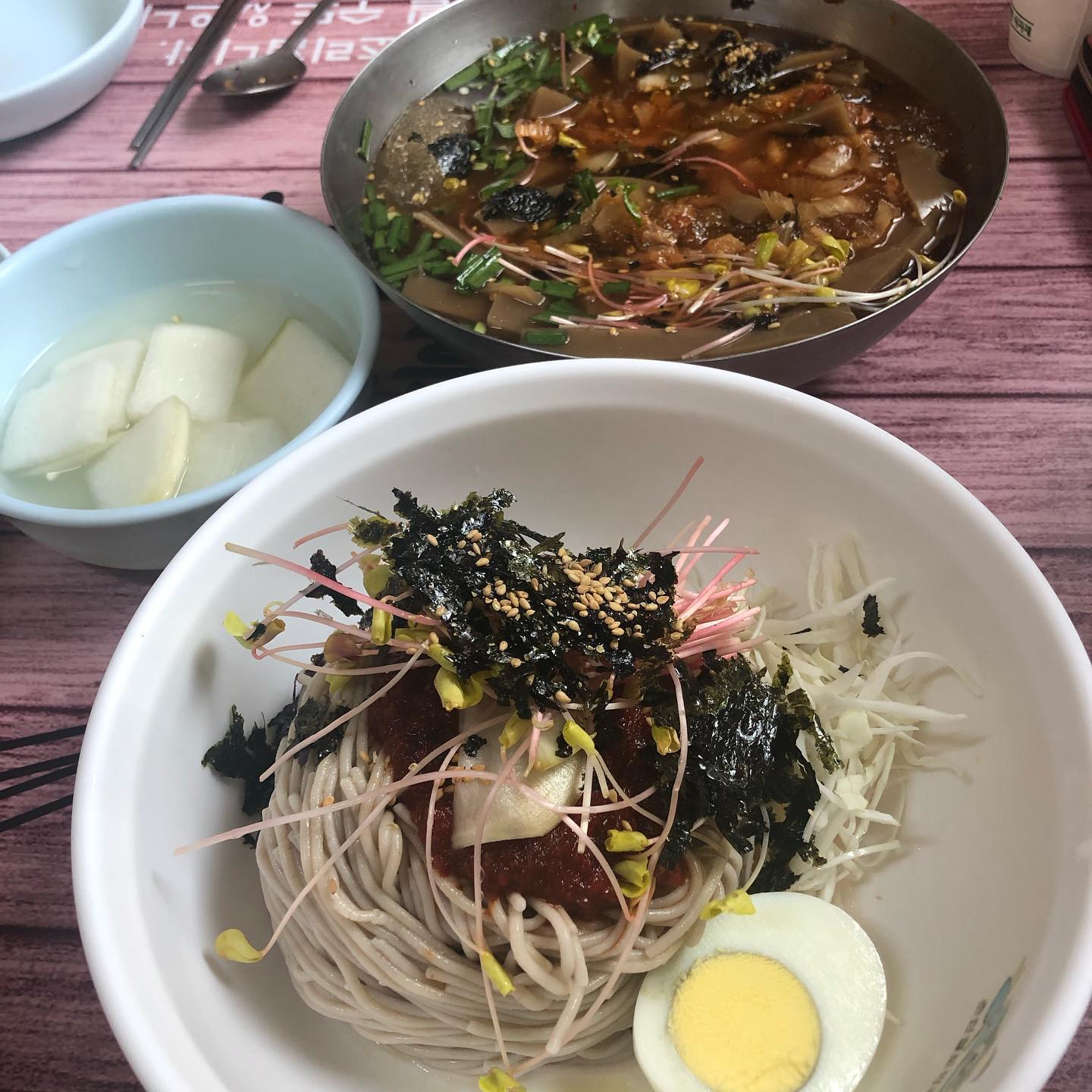김유정역_#시골장터막국수

춘천인근은 다 닭갈비가 유명하지만 닭갈비보다 시원한게 땡겨서 찾은 맛집입니다! 저희는 막국수랑 묵사발을 시켰는데요! 일단 옛날 가정집같은 곳이여서 정겹고 뭔가 편안한 느낌이여서 좋았고요 저희는 처음이였지만 다른 손님얘기들으니까 정말 거의 20년전부터 왔다던 단골이라고 하더라고요!! 이걸 먹으러 여기까지 온다면서 그래서 더욱더 기대가 됐습니다! 사실 막국수를 막 좋아하지않아서 맛집인지 아닌지 잘 구분은 안됐지만 그래도 김유정역 왓을떄 한번쯤은 들려서 먹을만한 곳이라 생각합니다 ㅎㅎ 춘천인근에서 닭갈비말고 다른 맛집 찾으시는 분들! 추천드려요!
혜또먹 점수 🌕🌕🌕