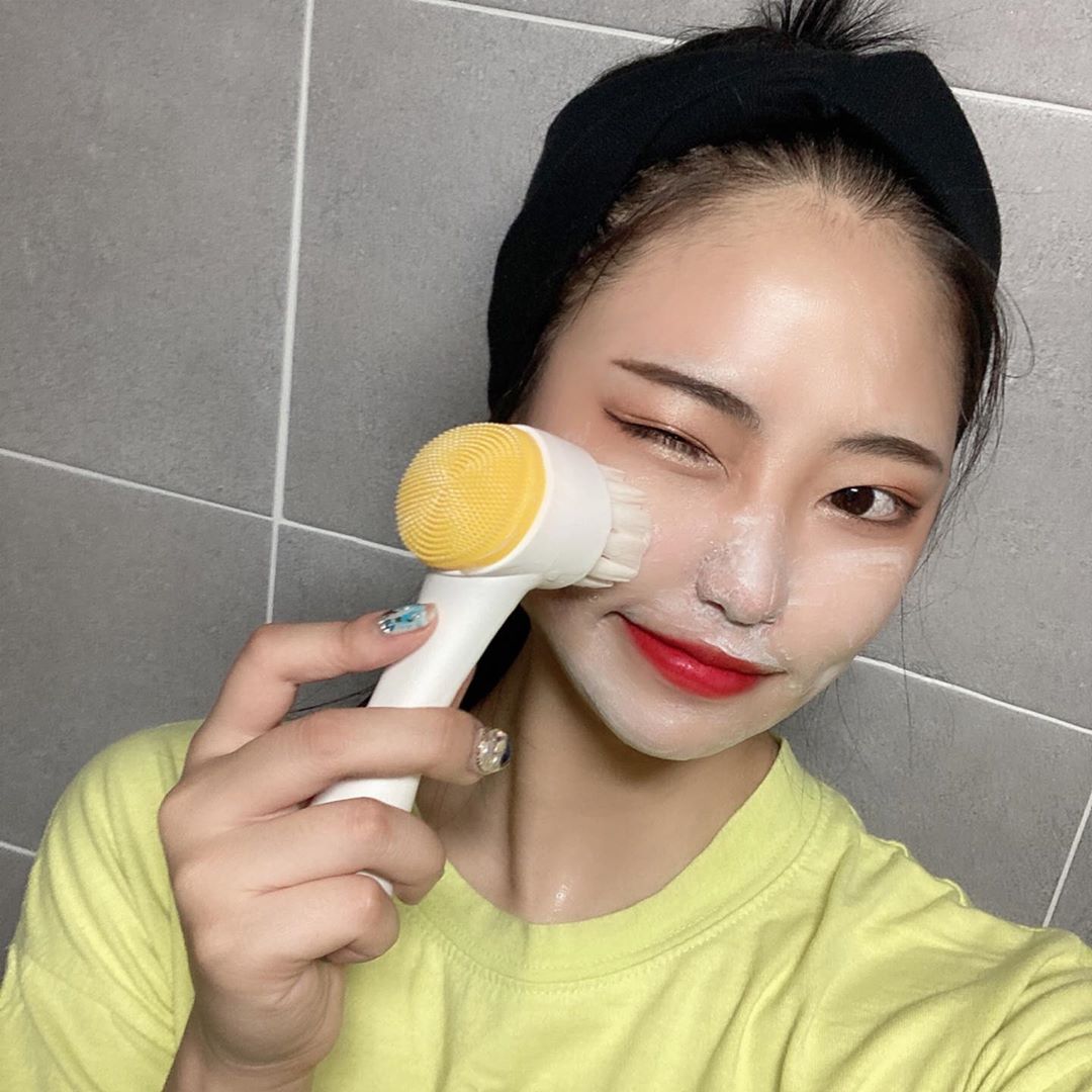 조아라 (21.8세) on Instagram: “#협찬 🥕에이프릴스킨 리얼 캐롯 아크네 폼클렌저🥕 미안하다 이거 보