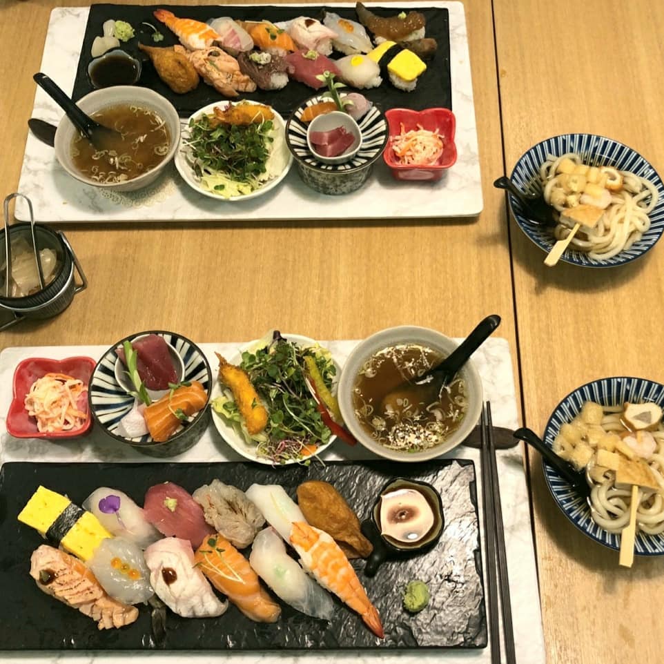 비오는 어제 ☔
셋이서 평일 송도나들이
#송도스시 #스시에반하다 #구성최고👍 
맛있어서 또 가고싶음👏🍘🍣

.
.

#스퀘어원 #홈플러스창고형마트

설 이후 마트가본 적 없는데 용기내서 마트도전🙄
사람없어서 즐겁게 장봤음
작은 행복에 감사를🌹