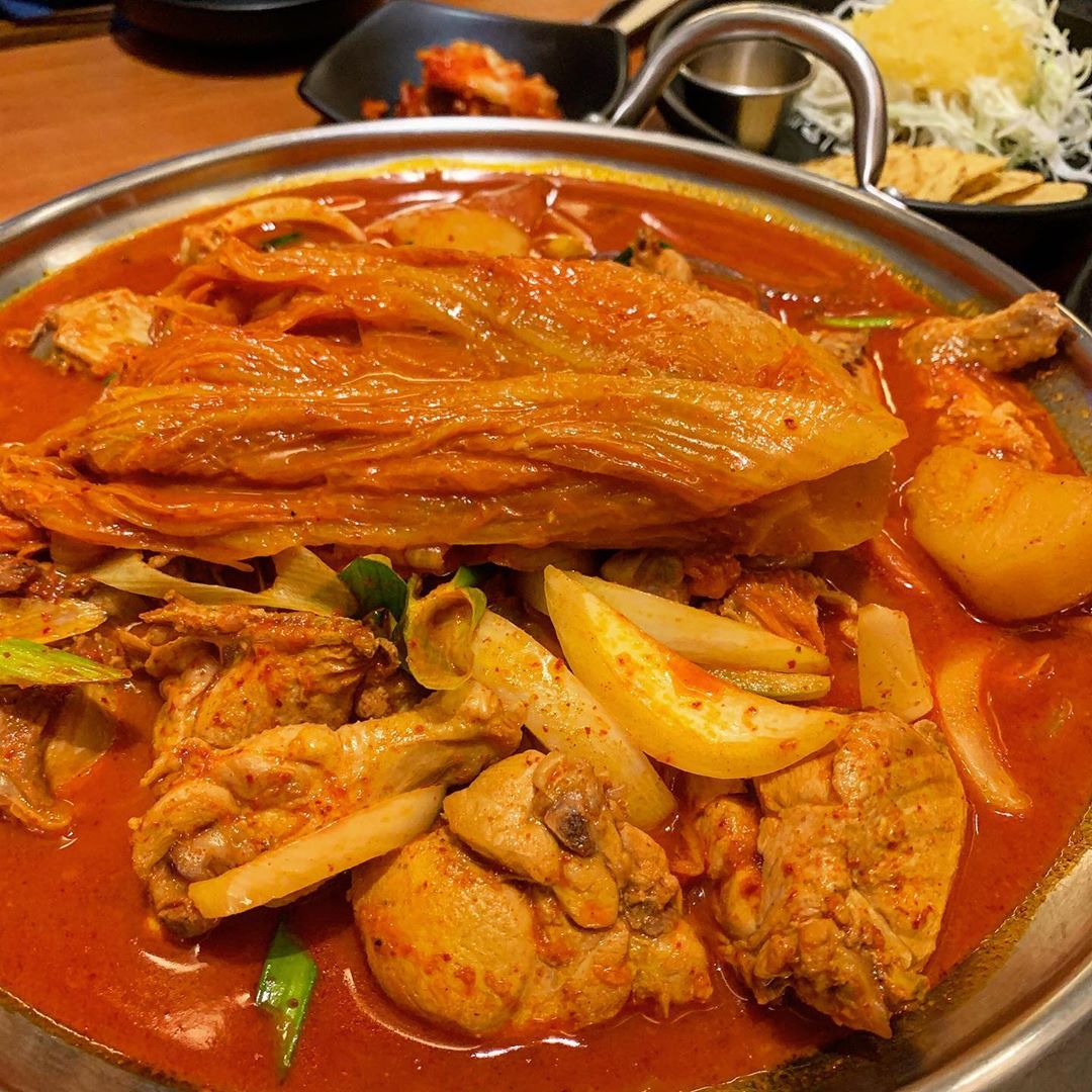젬티그램 on Instagram: “🍗흥부찜닭 ᆞ 흥부찜닭에서 김치찜닭이랑 치즈찜닭 먹고왔어요٩(ˊᗜˋ)و ᆞ 김치찜닭은 처음인데 닭볶음탕 맛이랑은 좀 다르게 김치찜에 닭고기를 더한