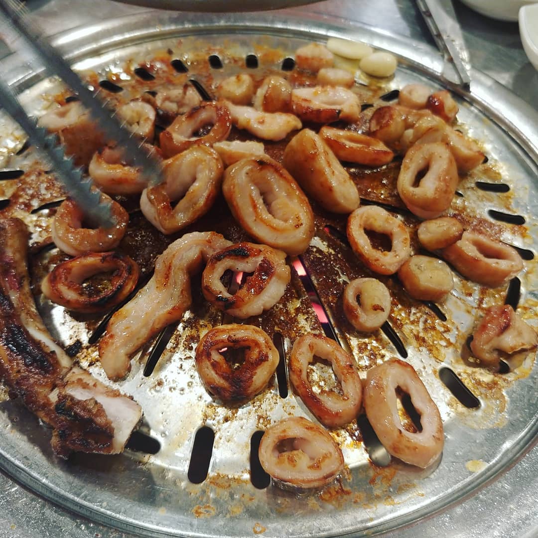 오빠랑 저녁 숯불갈비&막창!
너무 고생한 우리 남편 ㅠㅠ
이궁이궁 ㅜㅜㅜㅜ
요새는 주말에도 전화받구 컴터 앞에
저번엔 새벽에 저나받고 출근전에도 일하던데...
내가 잘나가서 주부시켜주고싶당 ㅠㅠ

#부부저녁 #막창 #숯불갈비 #맞벌이부부