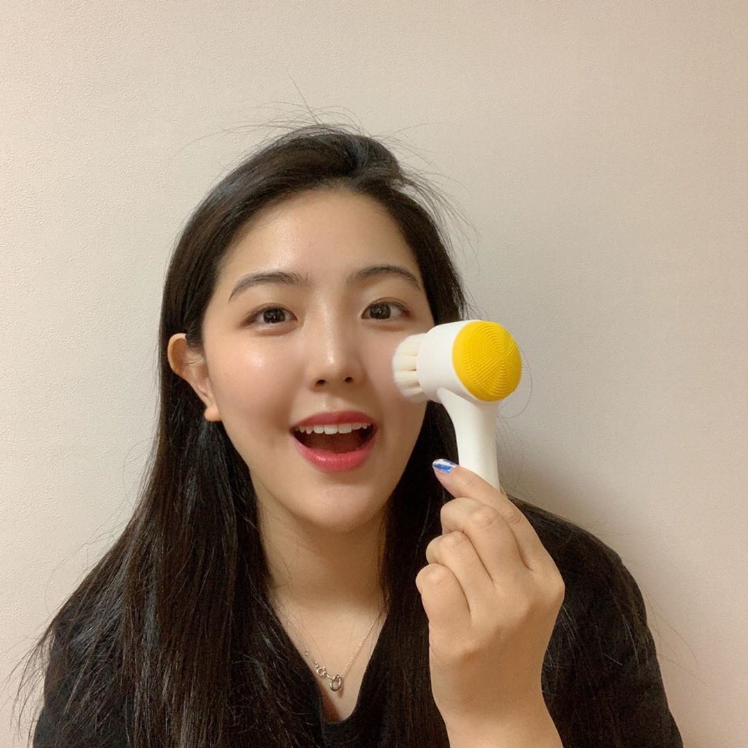 ᴊɪʏᴜɴ❤️🧡 on Instagram: “에이프릴에서 주신 브러쉬 너무 좋아 부드러웡🥰 #에이프릴스킨 #aprilskin #폼클렌저 #폼클렌저추천 #클렌