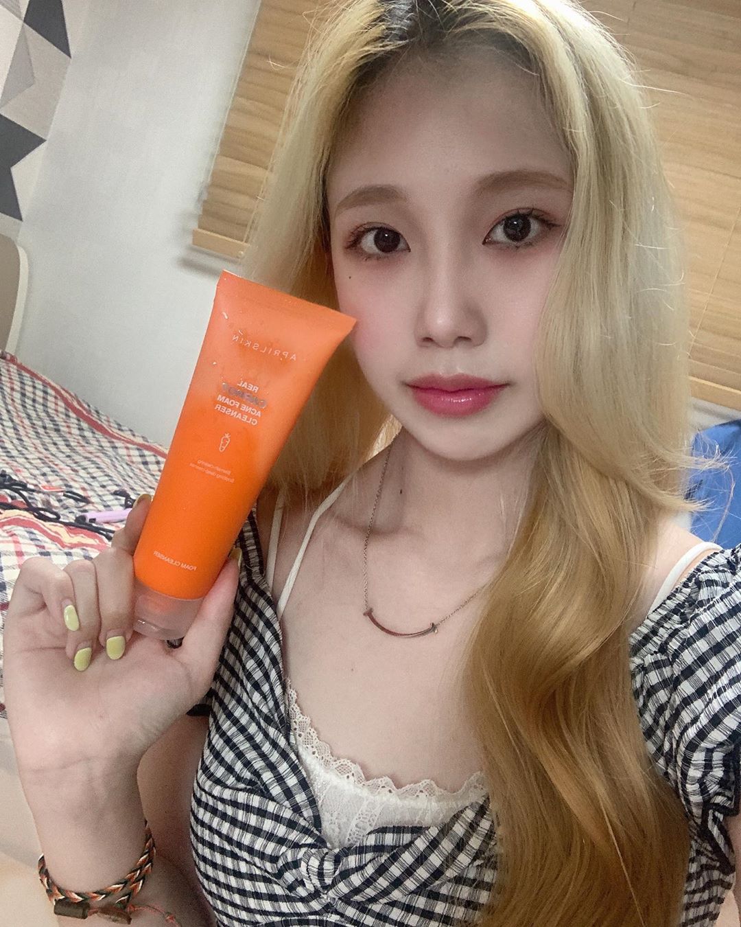 가현 on Instagram: “#에이프릴스킨 이번에는 폼클렌징을 광고제안 받았는데 순해서 사용하기 좋은거같아요!!:)”