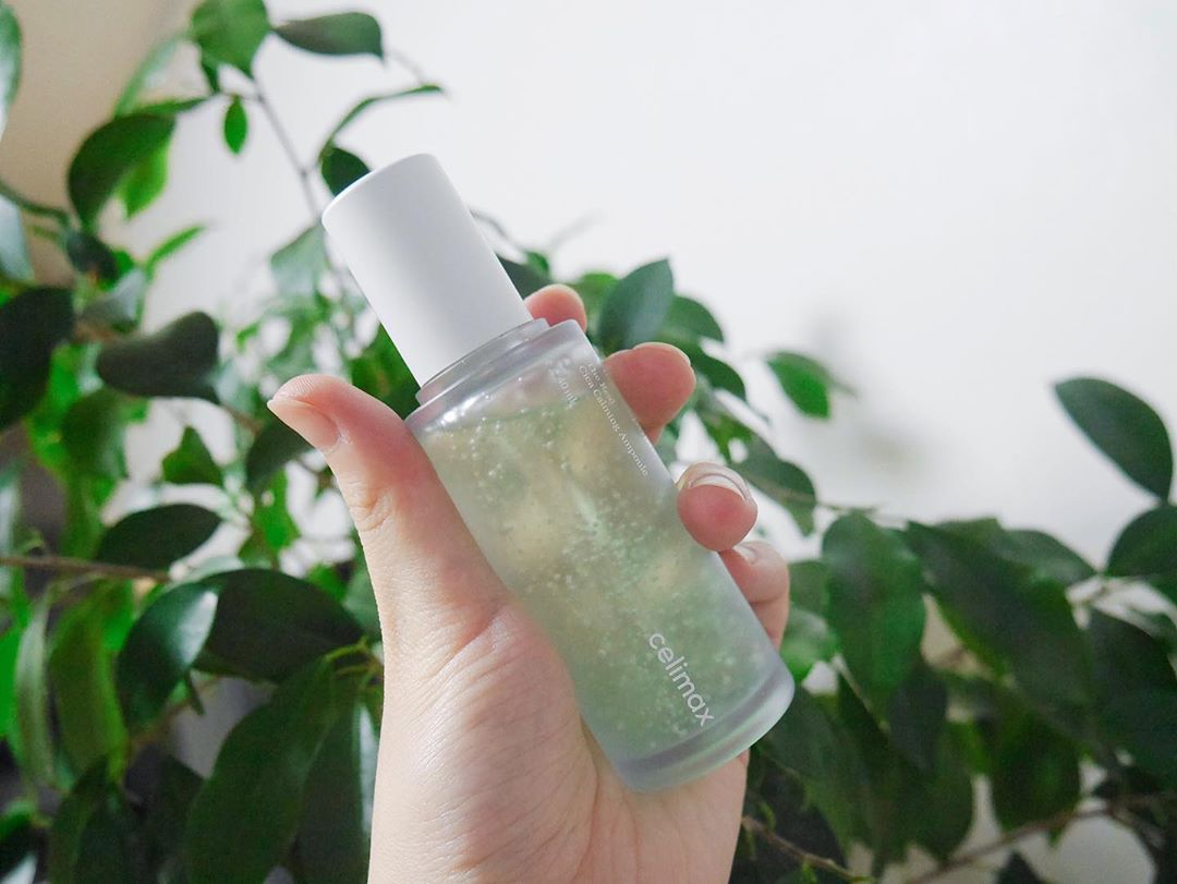 🍒 on Instagram: “너무나도 산뜻한 패키지의 시카 카밍앰플✨💚 건조하고 붉은기가 심한 제 피부에 찰떡처럼 스며들어 수분감이 되살아나는 느낌이에요. 묽은제형이라 피부에 바르니 금방