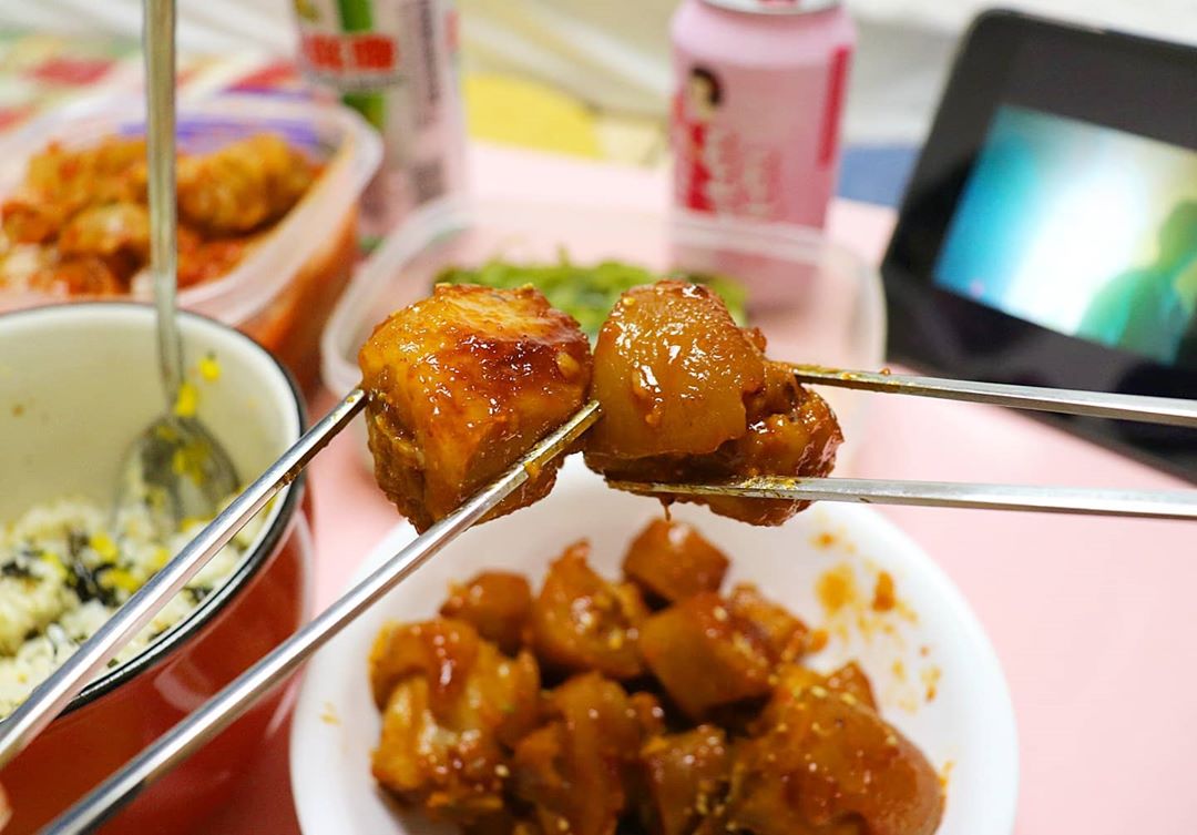 슬기 on Instagram: “목요일에는 #야식 을 안먹을 수 없찌🥢 처음 먹어보는 #양념돼지꼬리 는 매우 #성공적 ❤ 언니랑 술한잔 하면서 너무 맛있게 먹었따🤤🤤 조리법도 아주 간단해서 요알못
