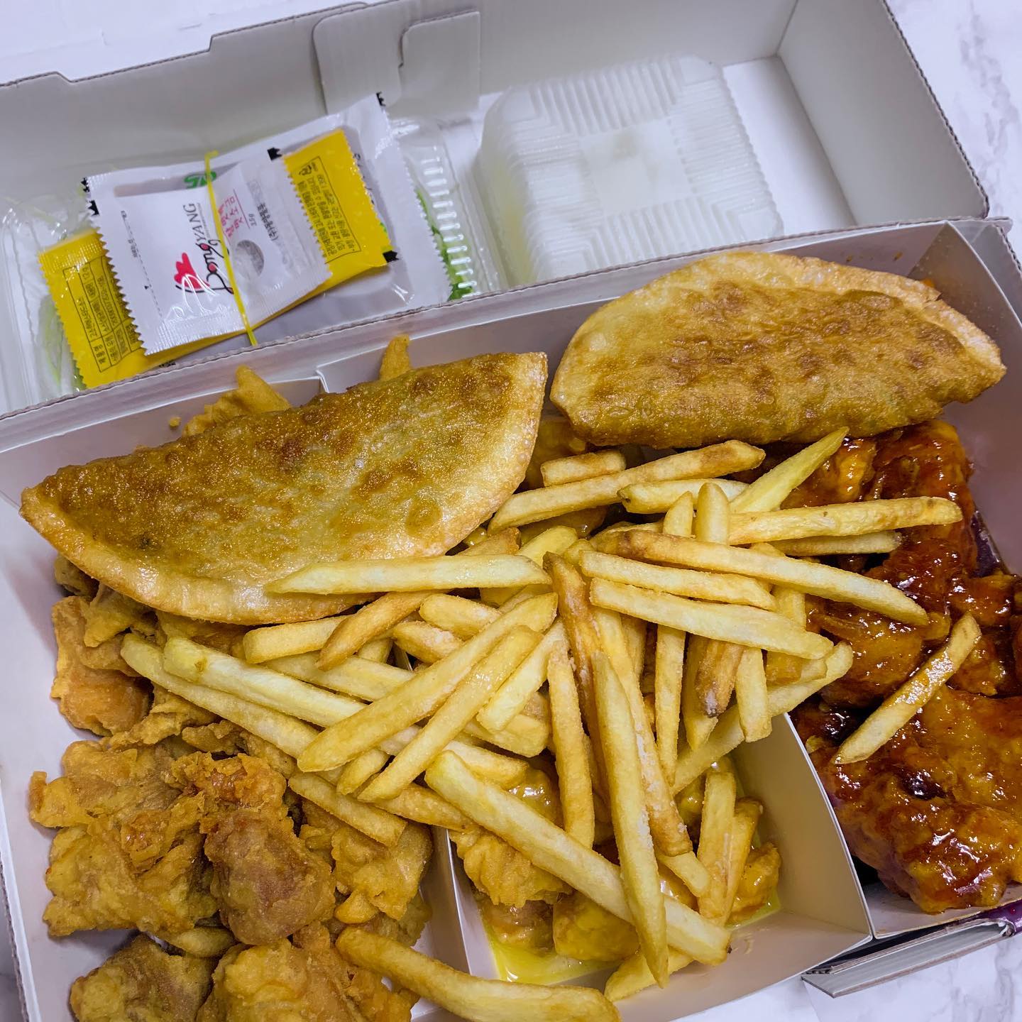 🍗Chicken🍗
⠀
⠀
어제 배달의 민족에서 10,000원 쿠폰 받아서
시켜 먹은 1등치고🍗 프라이드, 양념, 허니 머스터드❣️
⠀
⠀
⠀
#저녁 #chicken #배달 #jmt
#음식 #food #먹방 #먹스타그램
