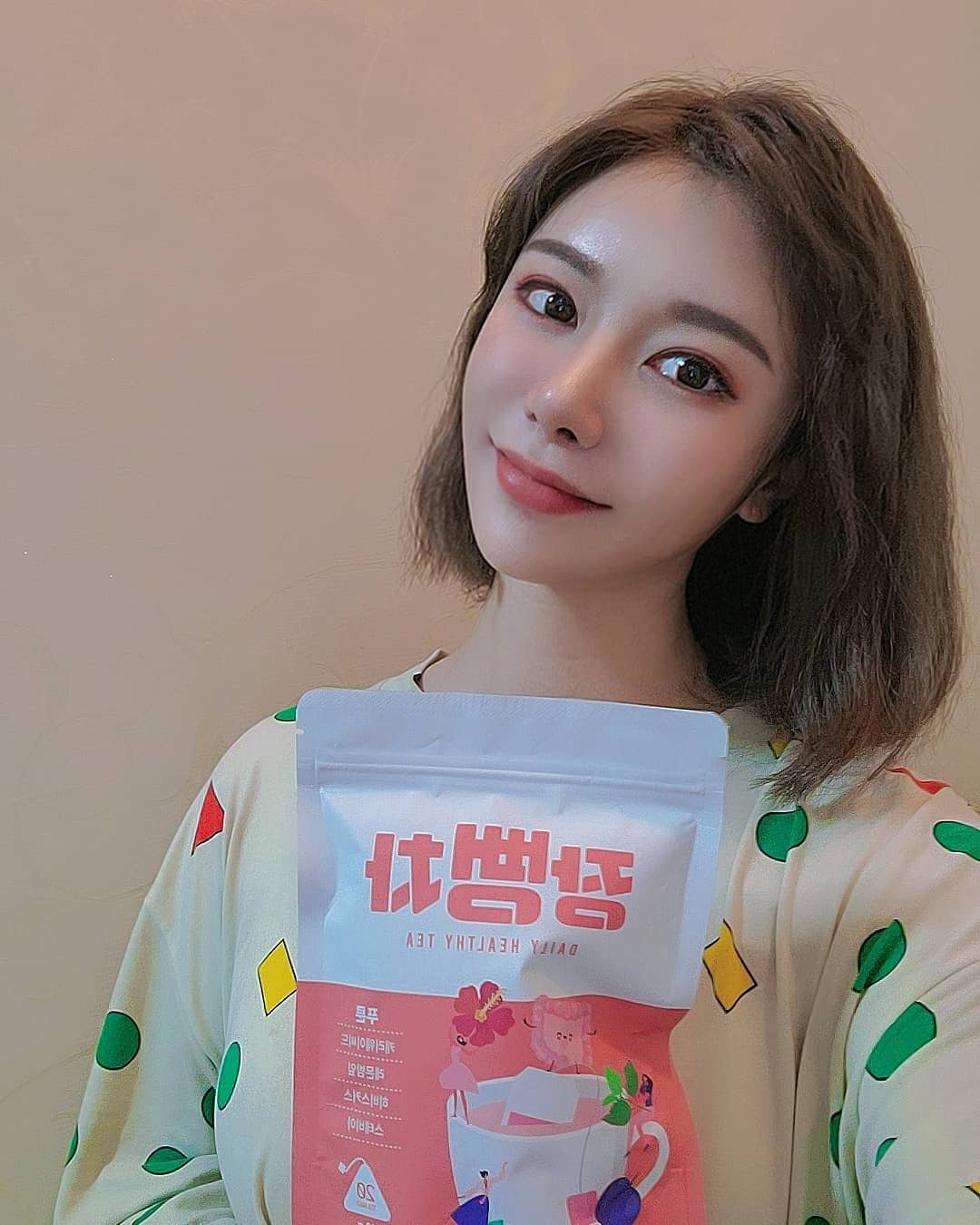 쏭쏭 (나윤) on Instagram: “장뻥차🍵 천연원물 5가지 푸룬/레몬밤/캐러웨이/히비스커스/스테비아를 최적으로 블랜딩해서 임산부가 마셔도 안전해🥰 임신하고 변비가 너무심해져서 늘 고민