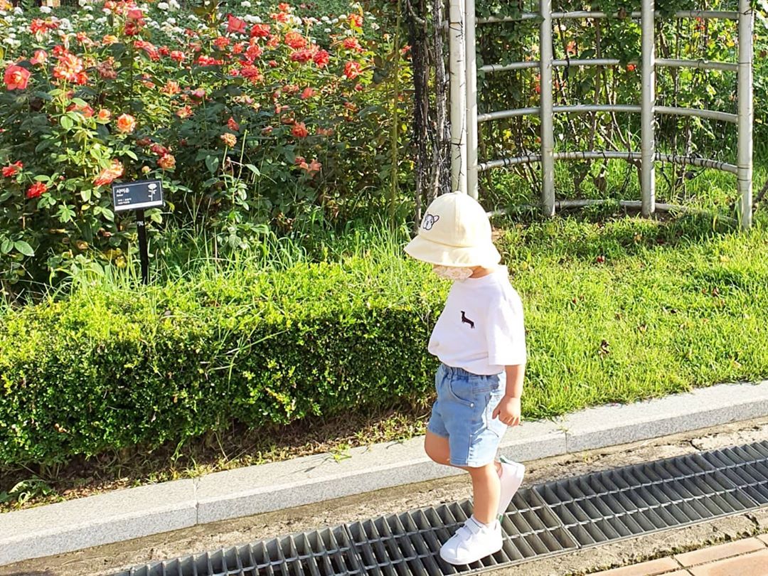 쮸니😚❤️ on Instagram: “+660♡ #콩콩두근 #20200809 ⠀ ⠀ ⠀ ⠀ ⠀ 내생일데이트 겸 주말나들이 이번에 겟한 가족티 입고 완전 사이좋는 척 온동네 뽐내고 옴 등에 큰 무지개있는 디자인이랑