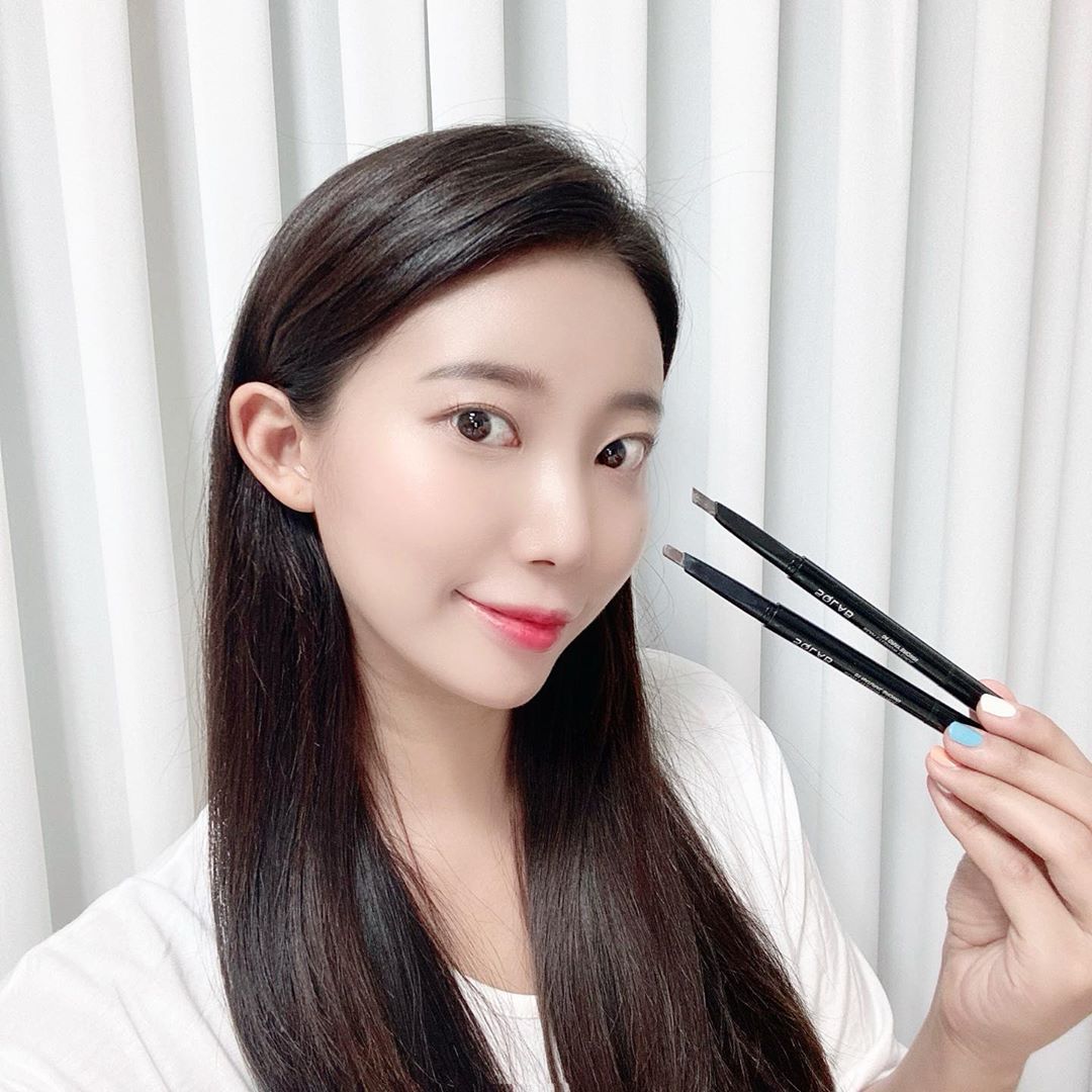세나 SENA 🌐 on Instagram: “세나 데일리 #에스큐랩아이브로우 🖤 기존 사용하던 아이브로우 다써서 새로