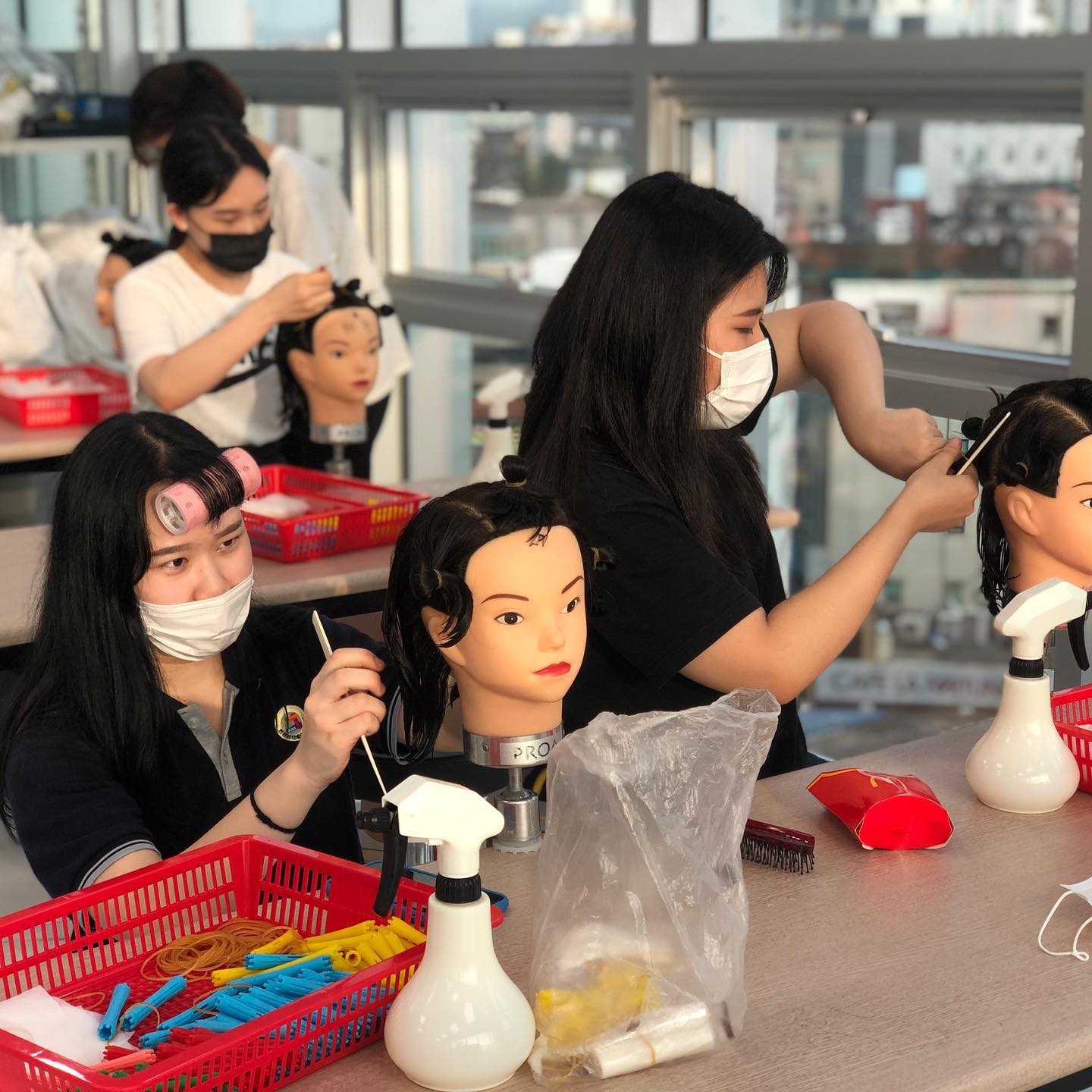 뷰티예고 진학중인 우리 위카랑 서윤이 눈이 부셔도 헤어 수업에 집중! #🐶멋져 #러블리 서윤이 위카 최애 💕
너네만 보면 기분이 좋아져🥰

#부평 #훈녀 #고삼 #고이 #고쓰리 #고2 #00년생 #03년생 #02년생 #04년생 #헤어맛집 #헤어국가자격증 #메이크업학원 #좋아요반사 #선팔하면맞팔
