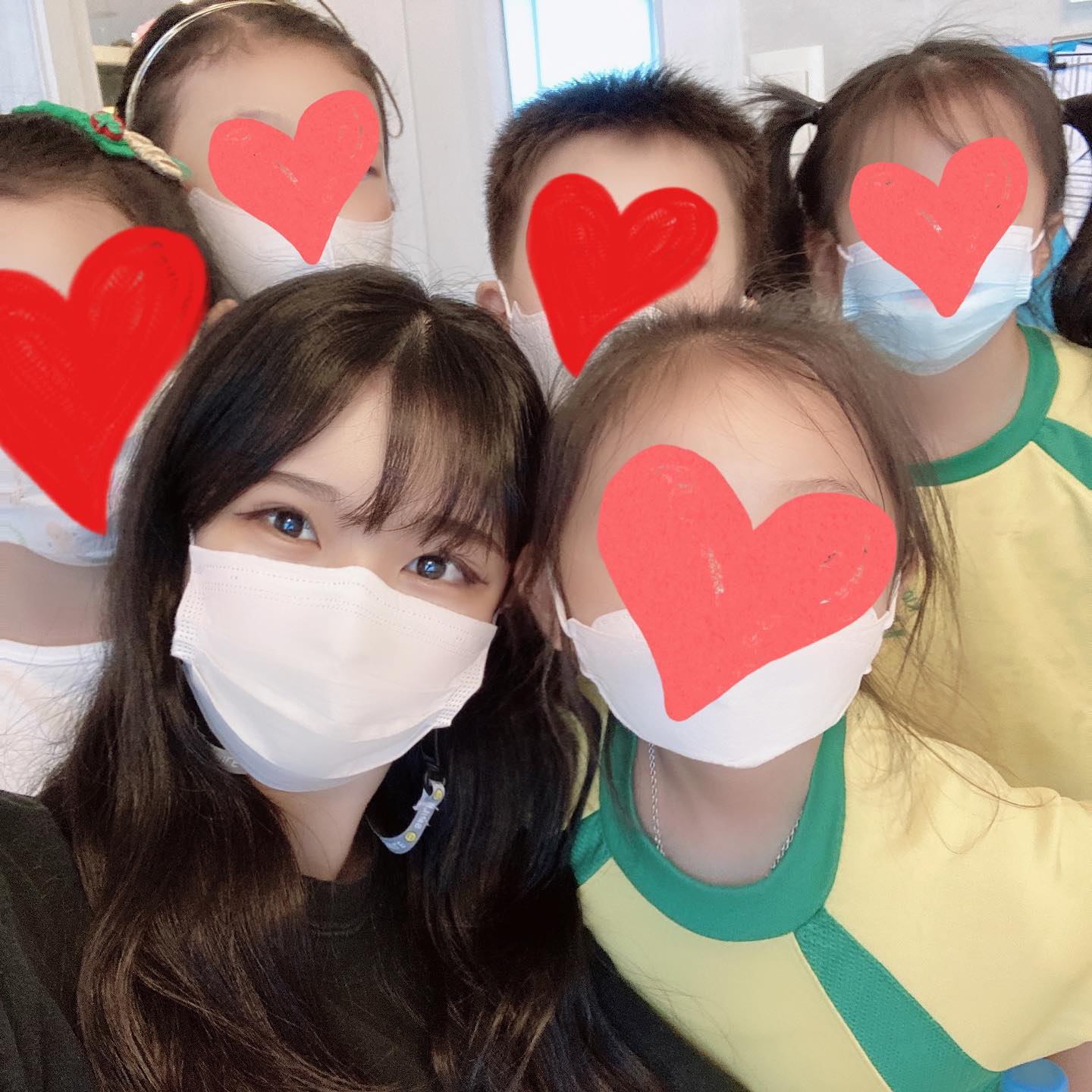 선생님 얼굴 뒤로 좀 뺄게😎