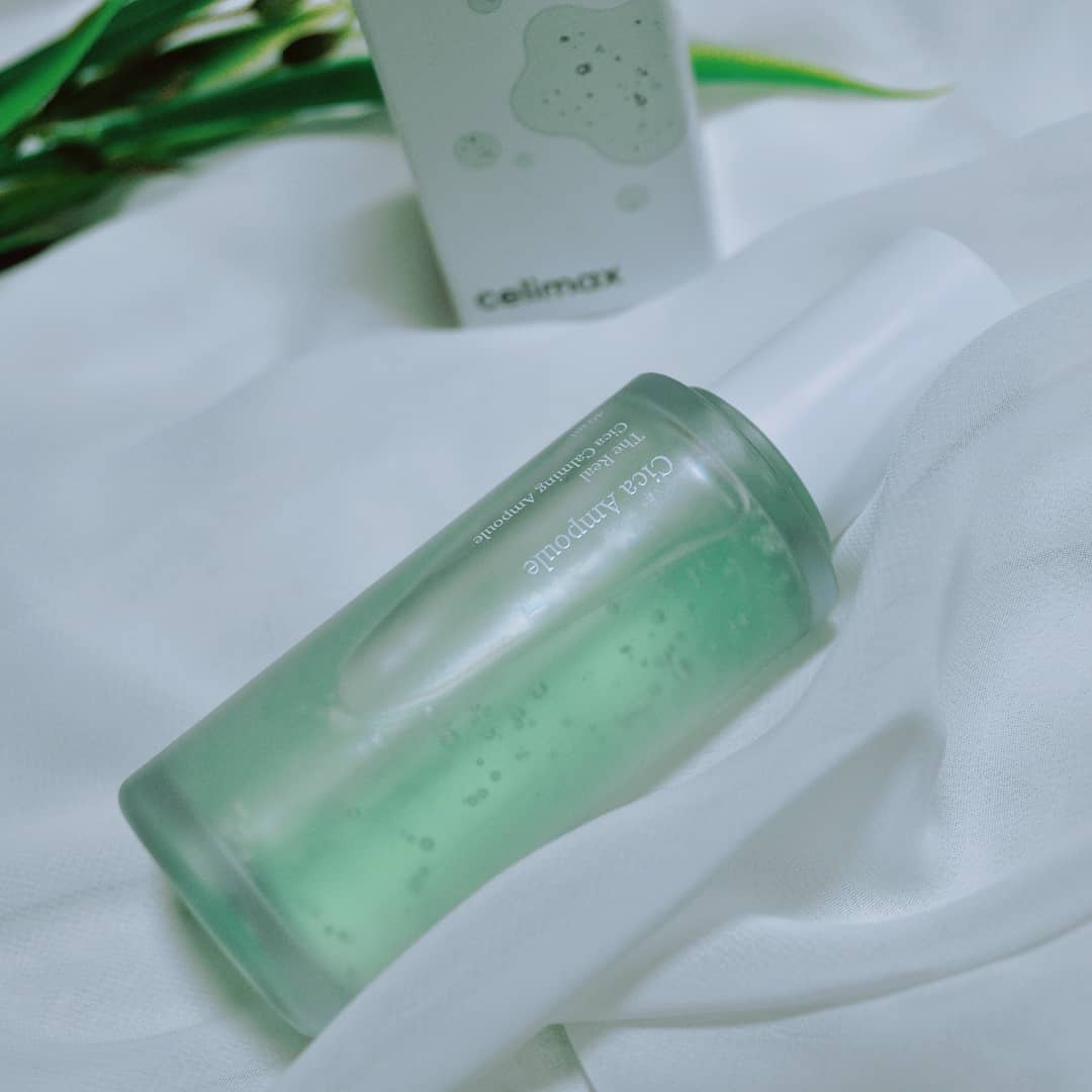 윤진 on Instagram: “·피부 타입이 복합성이라 평소에 앰플만 바르기엔 시간이 조금 지나면 얼굴이 건조해지고 앰플을 바르고 크림을 더 바르기엔 기름이 많이 올라와서 어떻게 해야 될지 고