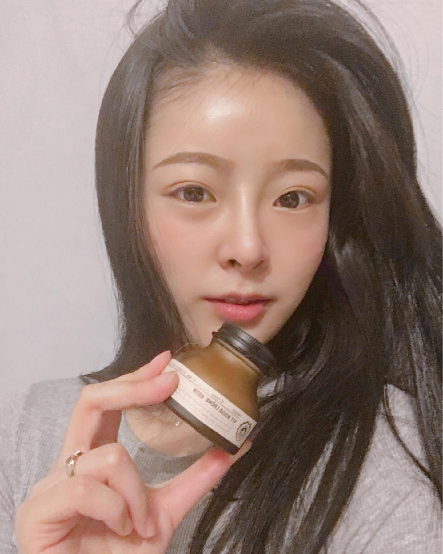 내가 한 살씩 더 먹으면서 중요시 여기는것
피부 + 탄력 💪🏻
⠀
⠀
크림치즈처럼 부드럽게 발리고 영양크림은
유분기가 많이 돌아서 부담스러웠는데
생각보다 흡수력이 빨라서 놀랐다 🤭
⠀

속건조, 피부에 평소 올라오는 것들 다 내 얘기라
먹는것도 조심중인데
세라마이드, 콜레스테롤, 유리지방산을 유지시켜준다하여
요새 믿고 쓰고있다
⠀
⠀
#협찬 #비트로제바이탈크렘 #디마르3 #PBS구조크림 #복합성분크림 #피부장벽크림 #수분크림 #고보습크림 #아나운서크림 #복합구조체크림 #홍조 #속건조 #영양크림 #kbeauty #셀카 #좋아요 #좋반 #셀스타 #셀피 #좋아요반사 #맞팔