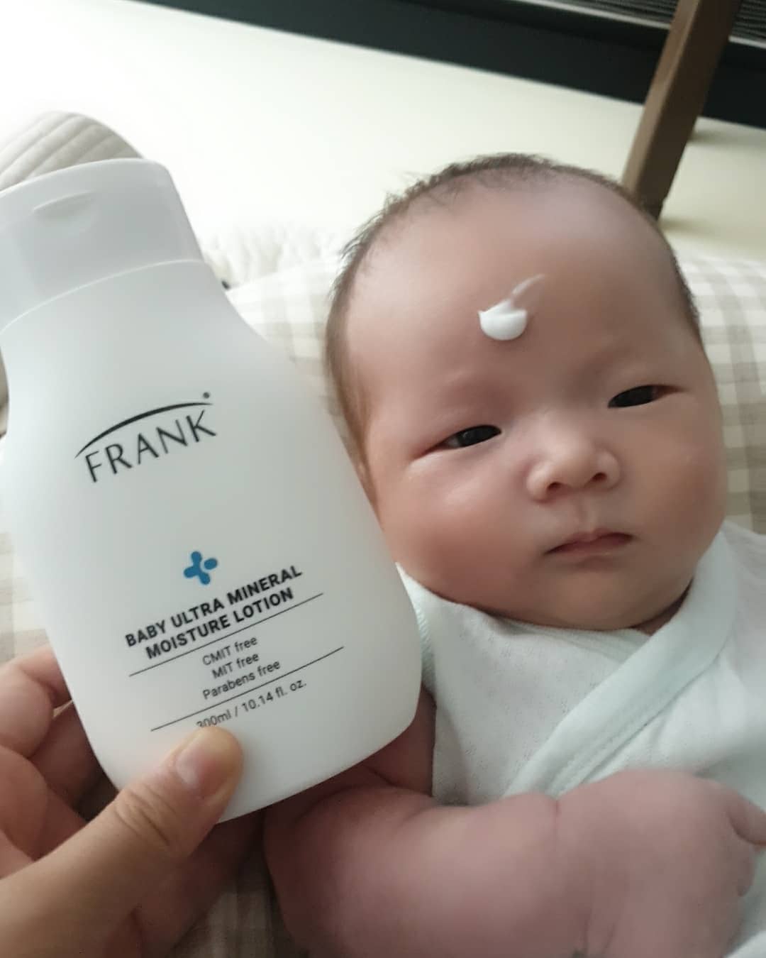 김솔잎 on Instagram: “😗프랭크 울트라 미네랄 모이스처 로션😘 요즘날씨도오락가락하고.. 하루종일에어컨을키자니..밤에잘땐추워서 끄고자면..또몇시간안가서덥고..이렇게생활일반복하