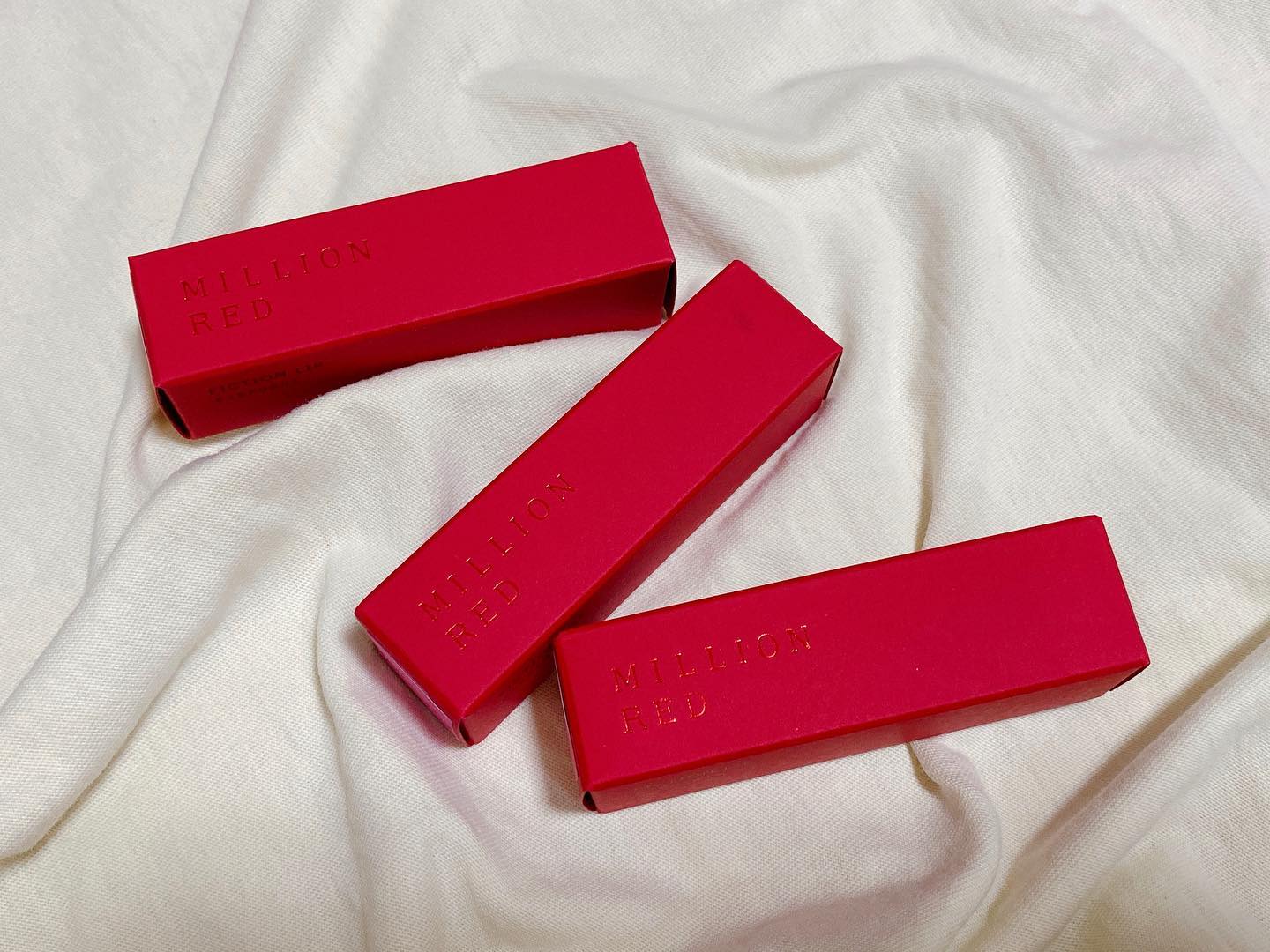 #밀리언레드 #픽션립 
매트한 립으로 한번에 스윽 발리는 게다가 붓 없이 풀립했고. 립라인 깔끔하게 만들었고!

한마디로 말하자면.
한번의 스윽으로 고발색에 지속력 미친 립,
#밀리언레드픽션립 픽션립

밀리언레드 픽션 립 #1ep0605 
밀리언레드 픽션 립 #1ep1414 
밀리언레드 픽션 립 #1ep1645
