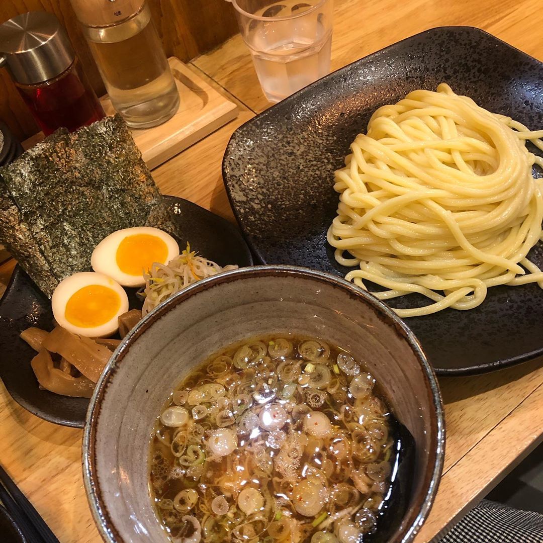 장혜선(Hyesun Jang) on Instagram: “직원들도 너무 친절하시구 라멘도 너무 맛있어서 감동함😭 요즘들어 계속 라멘이 먹고 싶었는데 오랜만에 일본온줄.. 다음엔 마제소바랑 쇼유라