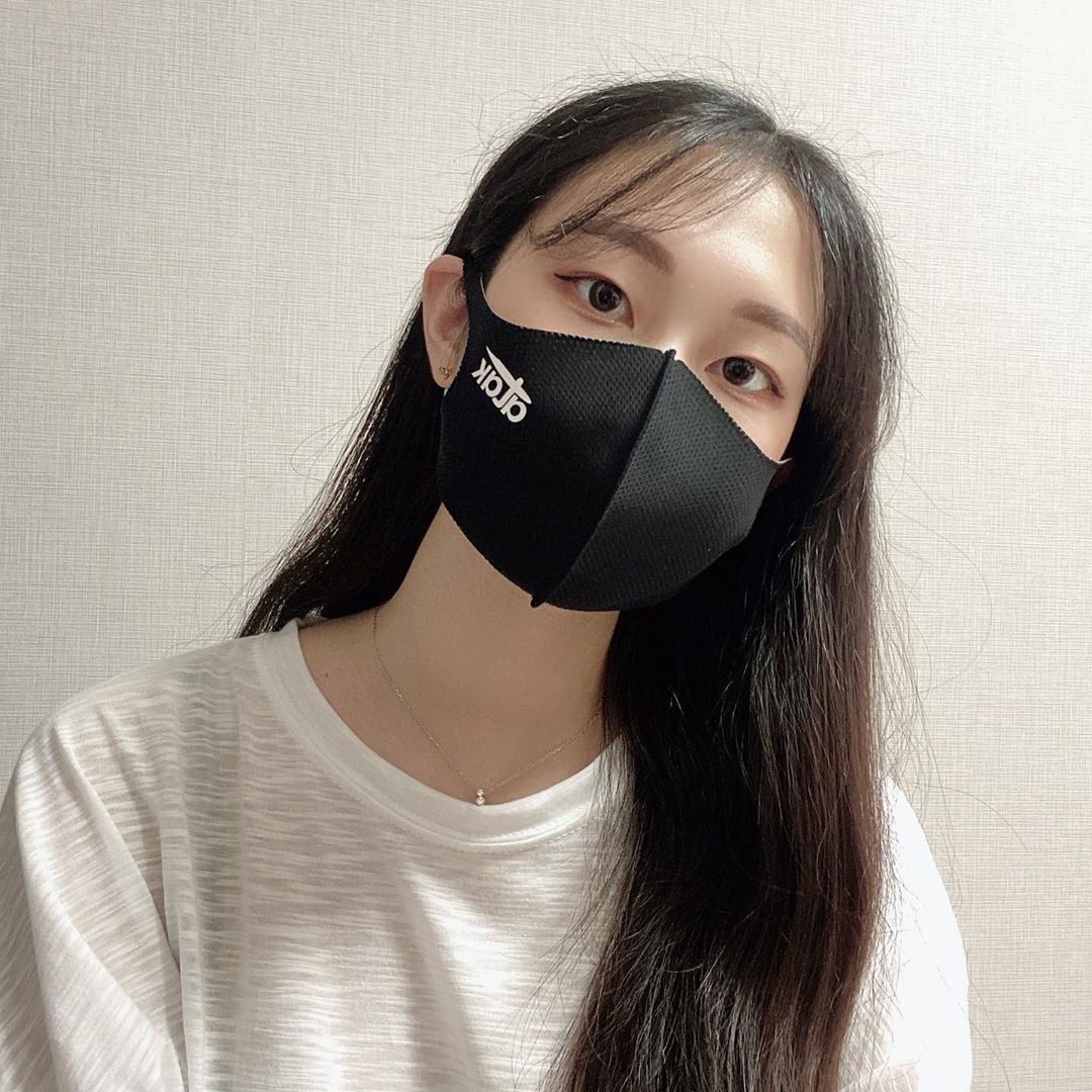 윤채연 on Instagram: “. 착용감도 좋고 디자인도 예쁜 아탁 패션 마스크에요 :) 이 마스크 색감