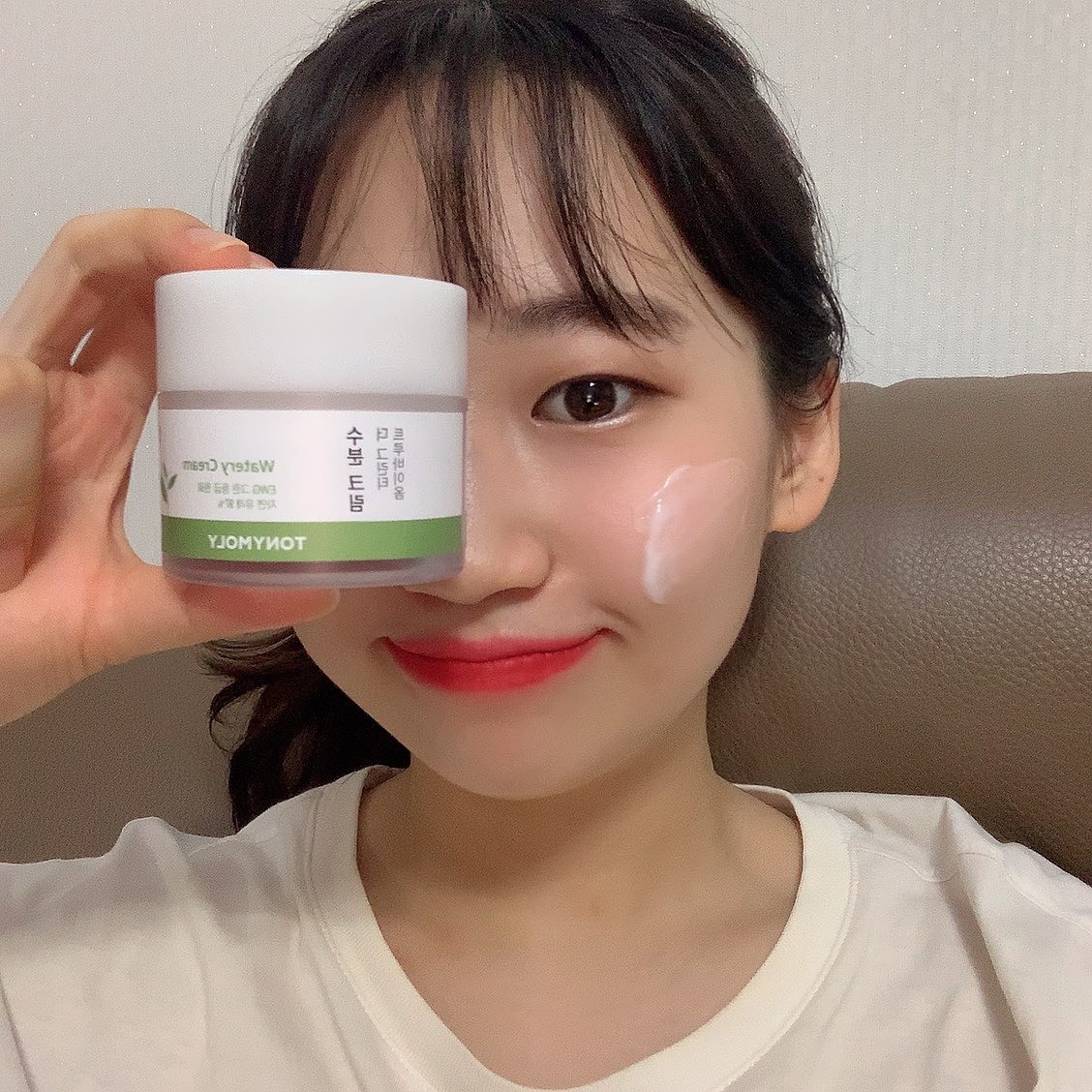 🌿더 그린티 트루바이옴 수분크림 후기🌿
5일간 이 제품만 사용하면서 느낀점
속건조는 잡아준다 하지만 나처럼 건성인 사람은 조금더 촉촉할 수 있게 수분크림에 오일 한방울 섞어서 쓰면 완벽⭐️
쓰면서 푸석푸석한 느낌은 사라졌다는걸 느꼈다 대신 뽀송해짐☺️
수분장벽을 개선해 속건조를 잡는다고 하던데 맞는듯
⠀
여기 라인인 에센스와 수분크림을 같이 사용하면 더 좋음ㅎㅎ
⠀
⠀
#토니모리#tonymoly#김건성수분크림#수분크림추천#수부지수분크림#더그린티트루바이옴수분크림
