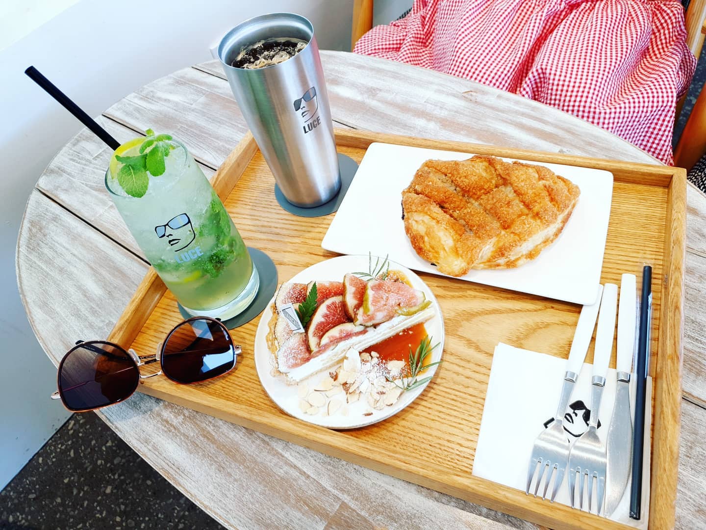 ⠀
⠀
빨간체크치마는 누구??⠀
⠀
바로,⠀
어여쁘신 우리 여왕님~💕💕⠀
⠀
⠀
⠀
#엄마는예쁘다 #데일리 #일상 #모녀 #데이트 #럽스타그램 #엄마 #딸스타그램 #selfie #셀피 #셀카 #얼스타그램 #카페스타그램 #ruce #cafe #카페 #커피 #모히또 #타르트 #직장인 #직딩 #패션 #패피 #인친 #팔로우 #소통 #좋아요반사 #좋아요 #💕