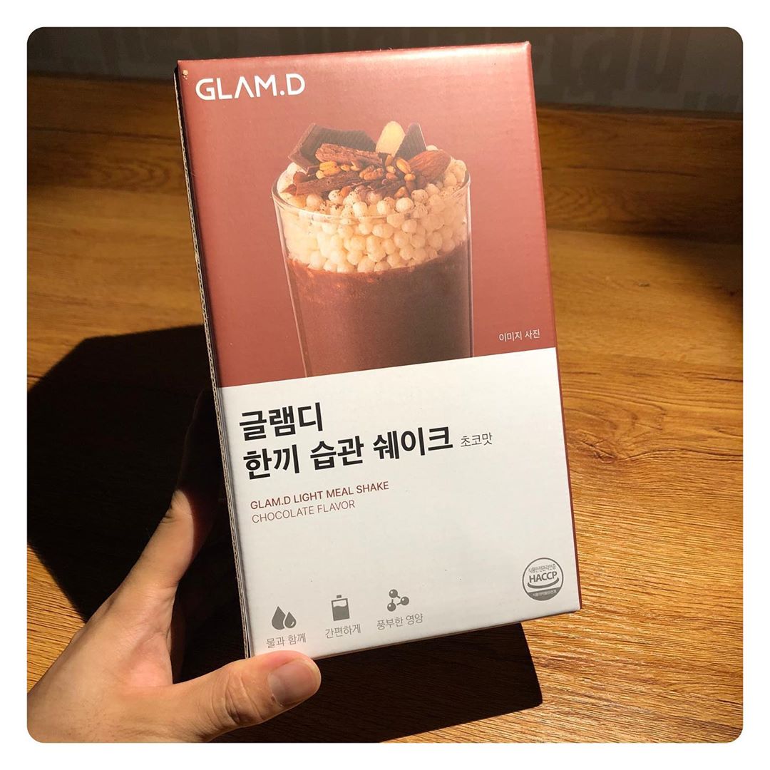 박모찌🐈 & 이두부🐶 on Instagram: “#제품협찬광고 ⠀ 매일 매일 아침은 필수로 거르고 출근하는데 글램디 쉐이크로 든든하게 충전하는중👍🏻 ⠀ 물만 넣고 흔들흔들만 하