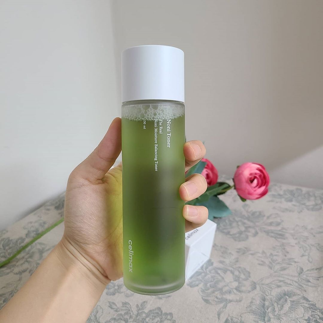 @younglove118 on Instagram: “오늘은 노니추출물 80%함유된 <셀리맥스 노니 밸런싱 토너> 리뷰입니다. 최근 저의 피부 고민은 스트레스와 마스크때문인지 트러블이 올라오고 속건조가 고민 인데요