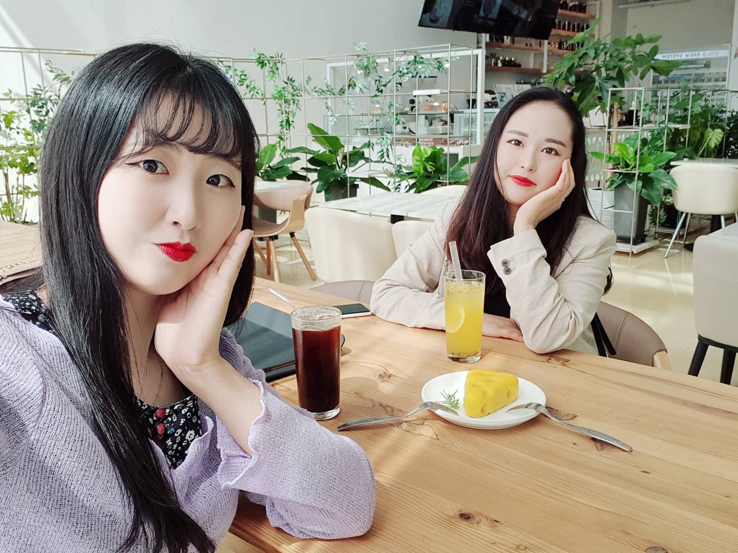 ⠀
⠀
첫 직장에서의 ⠀
첫 제자에서, ⠀
⠀
이젠 13년지기 친구같은 ⠀
애제자 만경이랑~💕💕⠀
⠀
⠀
⠀
#사제지간 #애제자 #13년지기 #세월이야속해 #선생님 #학생 #고맙다 #잊지않고 #데이트 #휴아트 #카페 #cafe #커피 #둘이서 #예쁘다그램 #selfie #selca #셀카 #얼스타그램 #팔로우 #인친 #좋반 #첫줄 #소통 #투샷 #인연 #영원하자 #❤