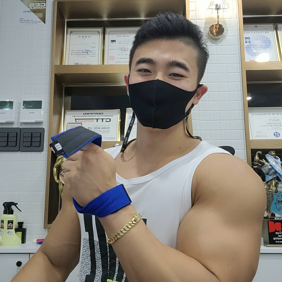 대연동pt 경성대pt 트렌드핏 슬릭 부산코치 황상인 on Instagram: “비엠에슬릿 스트랩은 다양한 색감이 있어 색을 취향에 맞게 고를 수 있네요 미끄럼 방지를 위한 논슬립 패드가 고중량에도