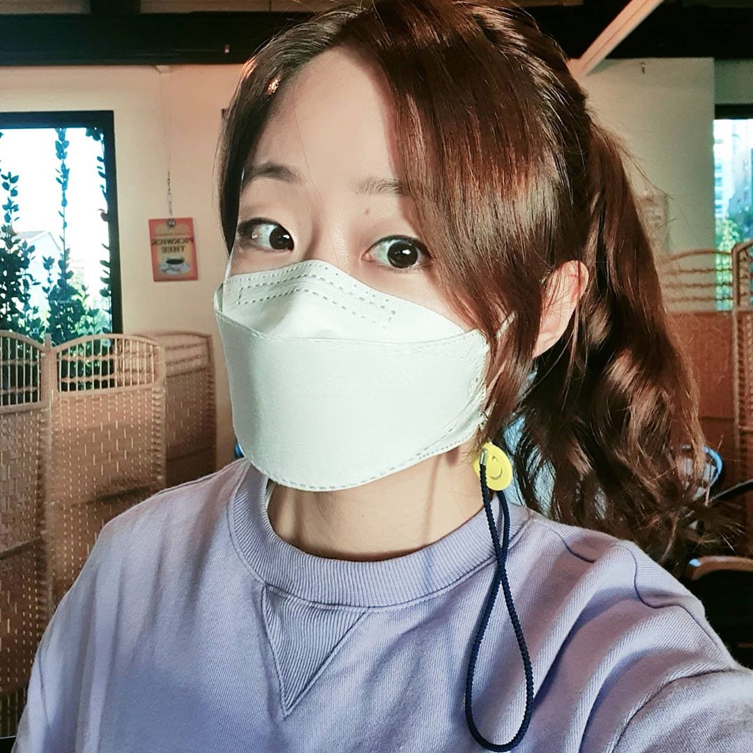 BLAIR JUNG 💎 잉글리쉬게이트 on Instagram: “#협찬 요즘 제가 사용하는 국내생산 마스크에요😷 - 제가 요 케이쉴드 KF94 마스크를 좋아하는 이유는 빳빳한 거치대가 삽입된 3D 입체형이라서 내