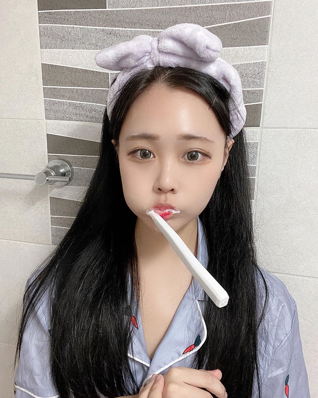 초딩 on Instagram: “#협찬 교정기 차면 치아 엄청 빨리 썩는거 아시나요?ㅠㅠ 진짜 관리 안하면 큰일나는 교정치아😂 리브러쉬에서 치과의사선생님께서 무료로 자세하게 치아 진단 해주시고