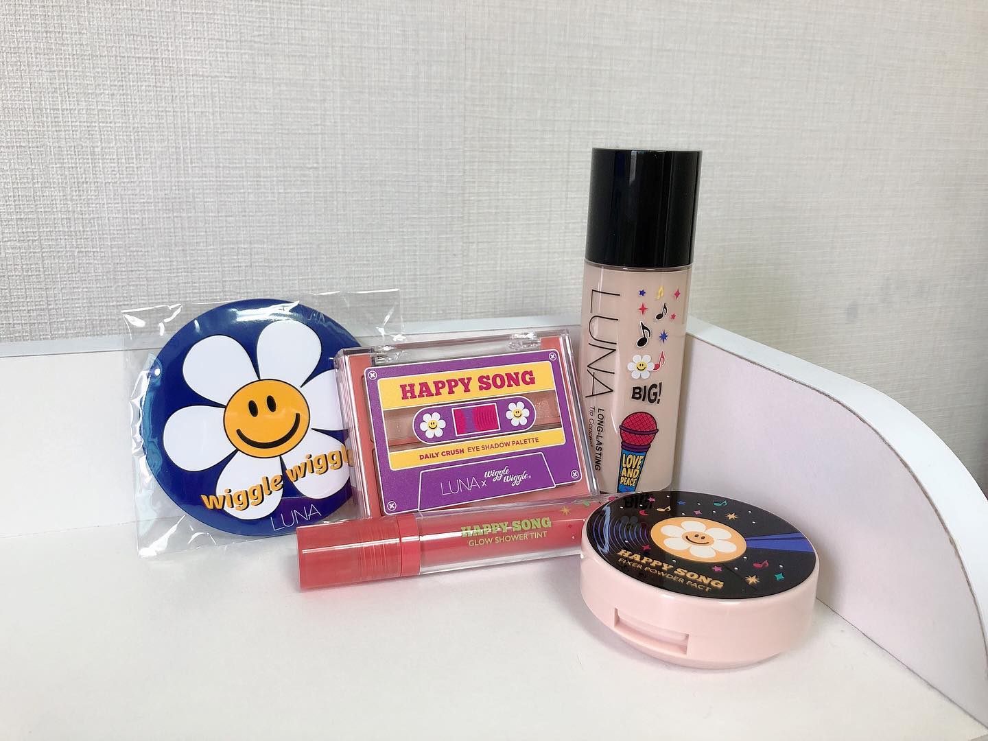 💛

* AK LOVER 제품 지원*
LUNA에서 위글위글과 콜라보한 제품이 나와서 바로 Get!
꽃 캐릭터가 섀도우부터 틴트까지
⠀
요즘 제가 잘 쓰고 있는 섀도우 팔레트와 빅컨실러 소개드릴게요
마스크 쓰는 요즘 눈 화장을 집중해서 메이크업을 하고 있는데
데일리한 컬러로 베이스, 글리터, 음영, 컬러까지 한속에 소옥 들어오는 포켓사이즈로
언제 어디서나 아이메이크업 가능한 루나데일리크러쉬아이섀도우팔레트!! 완전 추천~
⠀
⠀
날씨가 추워지면서 피부 건조해 지고 화장뜨는데 컨실러 롱래스팅 팁 컨실러는
촉촉하게 피부를 싹 감싸고 밀착력이 높아 갈라지거나 뭉침 현상이 없어요
비타민E, 마치현추출물, 카모마일꽃추출물 함유로피부까지 생각하는 컨실러에요
⠀
저는 피부 화장을 하고도 조금 더 오래 유지하기 위해 루나 픽서 파우더 팩트를 사용하는데요
하얗게 뜨는 컬러는 아니고 투명한 색으로 뽀송하게 마무리! 유분기 없이 오랜 시작이 자나도 뭉침 없이 피부 연출까지 화장의 마무리는 역시 픽서팩트죠
⠀
끈적임 없는 글로우 틴트를 찾다가 MLBB 감성 컬러와 탱탱한 입술을 표현할 수 있어 글로우 틴트 찾는분들에게 루나글로우샤워틴트추천합니다~
⠀
앗 그리고 지금 판촉물 온라인에서 루나x위글위글 제품 구입시, 미니 손거울 받을 수 있다고 해요 ~
⠀
#루나 #LUNA #루나위글위글 #위글위글콜라보 #루나파우더팩트 #루나빅컨실러 #루나글로우샤워틴트 #루나섀도우팔레트 #루나데일리크러쉬아이섀도우팔레트 #루나틴트 #루나아이섀도우 #컨실러추천 #섀도우팔레트추천 #틴트추천 #광택틴트 #글로우립 #MLBB립 #데일리아이섀도우 
⠀
⠀
⠀