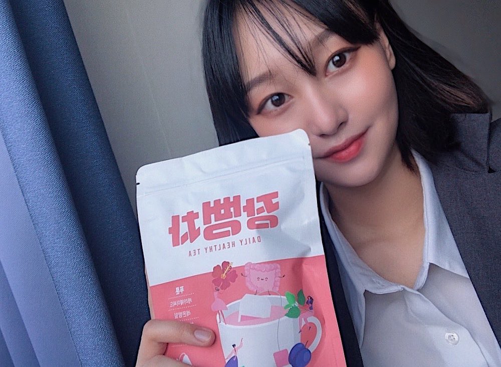 SEO YELIM on Instagram: “히비스커스 맛을 좋아해서 물에 자주 우려서 먹는중인 장뻥차❗️ 푸룬과 레몬밤,히비스커스 상큼한 맛도 좋고 변비와 장건강에도 좋다고해서 즐겨마시고있어용 따뜻