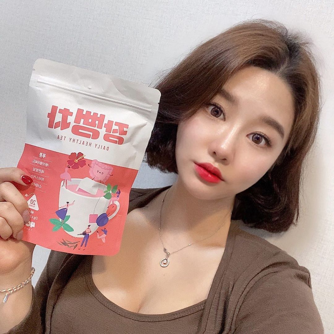 오주윤 : KAITZ 🔒 on Instagram: “커피보다는 차가 좋아 ♥︎ . . . . . . ❣ 푸룬,레몬밤,캐러웨이,히비스커스,스테비아까지 장에 좋다고 알려진 천연원물이 5가지나 들어있어요 ! ❣️