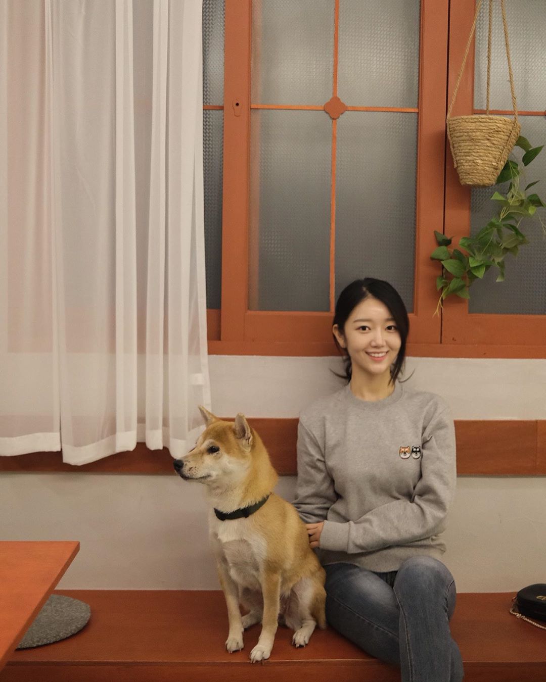 @me._.beforeyou on Instagram: “잔디랑 나온김에 커플룩 총총🧡 ⠀ [ 옥스타몰 www.okstar.kr ] ⠀ #데일리룩 #옥스타 #