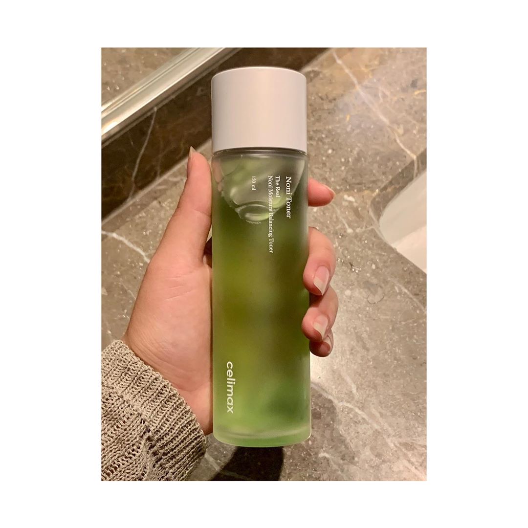 경이 on Instagram: “셀리맥스 노니 토너🍃💚 - 마스크+환절기 피부 트러블 나는 요즘 기초제품에 많이 신경 쓰는데 노니 수분 밸런싱 토너는 진정과 보습 트러