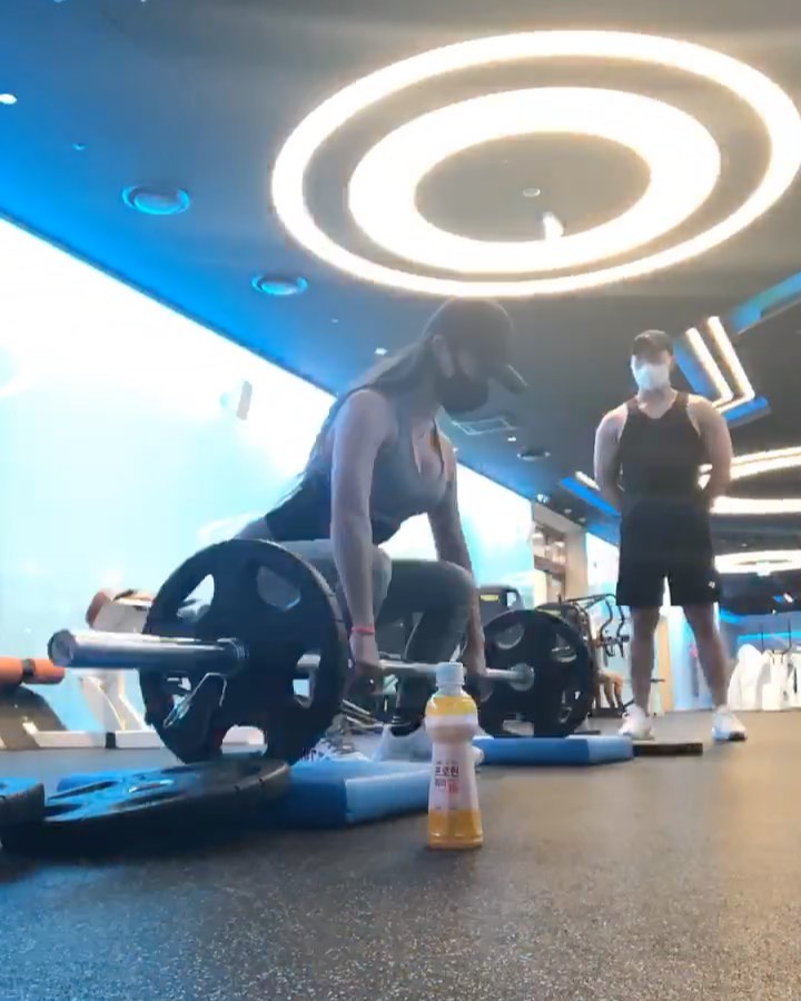 .
𝐕𝐢𝐝𝐞𝐨 >>>
상체 2가지 영상 올렸어요!
(넘겨서 두가지 다 보기!)
.
•컨벤셔널 데드리프트 
: 가동범위 크게 ! 컨벤셔널 데드 
후반부에는 중량이 많이 올라갈수록
허리 부담 덜하도록 바 안쪽 잡고 다리 벌려
스모 데드로 안전하게 무게 치기!
.
•인클라인 덤벨 프레스 
:컨벤셔널 데드로 크게 무게 친 후라
바벨 대신 덤벨로 가슴 활짝 자극 느끼면서 
양쪽 균형 신경써 맞춰서!
.
ɴᴇᴡ 출시된 소화가 잘되는 프로틴 음료 
중간중간 마셔가며 신박한 파인애플맛🍍
proteingift_official 
.
롯데타워 내에 위치한 깔끔하고 우주 스타일? 
시설에서 운동하니 괜히 더 잘되는 느낌!
우리 프로틴프렌즈 단골 모임 장소 이기도 함 
move360_kr