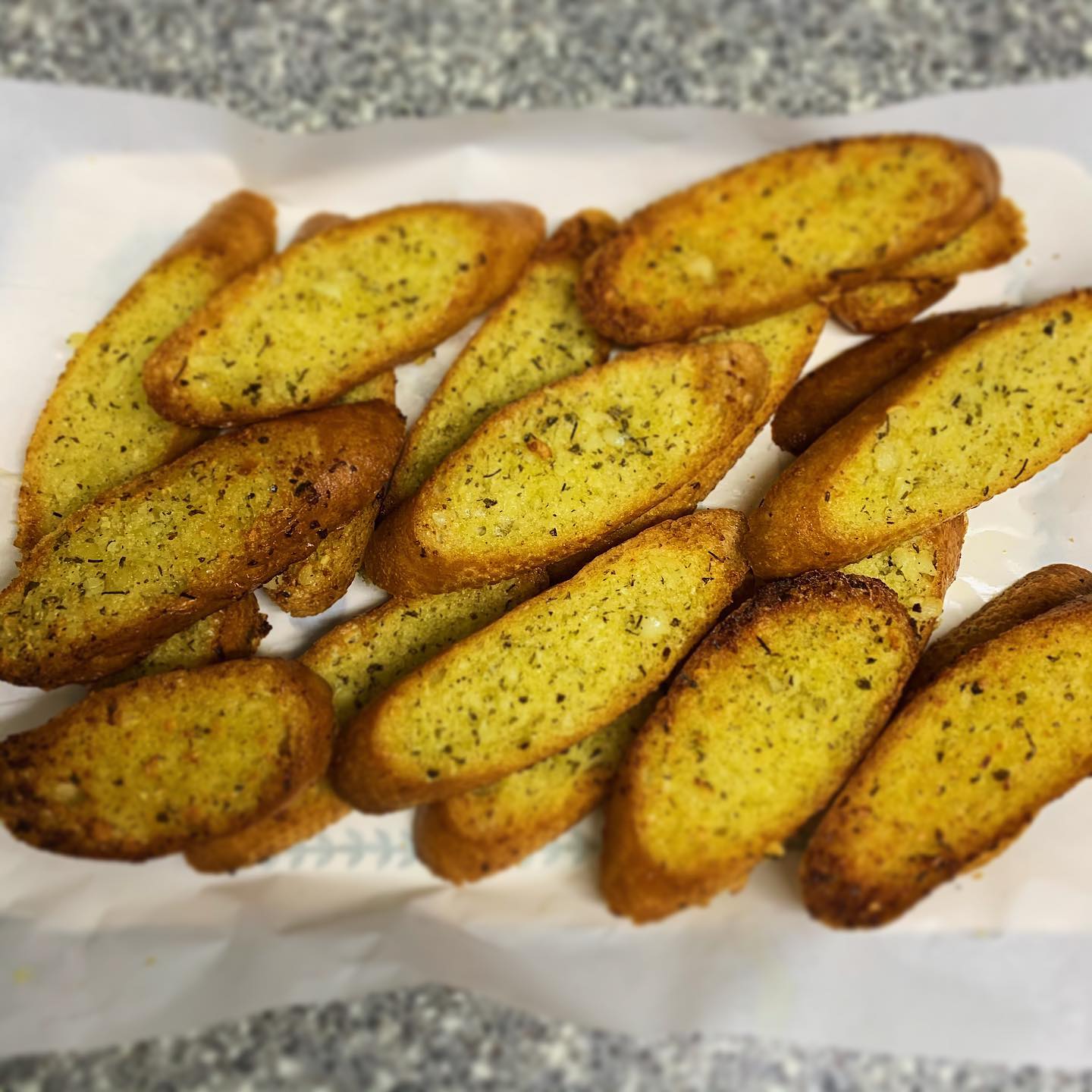 🥖마늘빵🥖
⠀
⠀
마늘빵이 많이 먹고 싶을 땐,
바게트 빵을 이용해서 만들어 먹기😊
⠀
⠀
#마늘빵 #빵순이 #요리 #먹스타그램
#food #bread #cooking #jmt