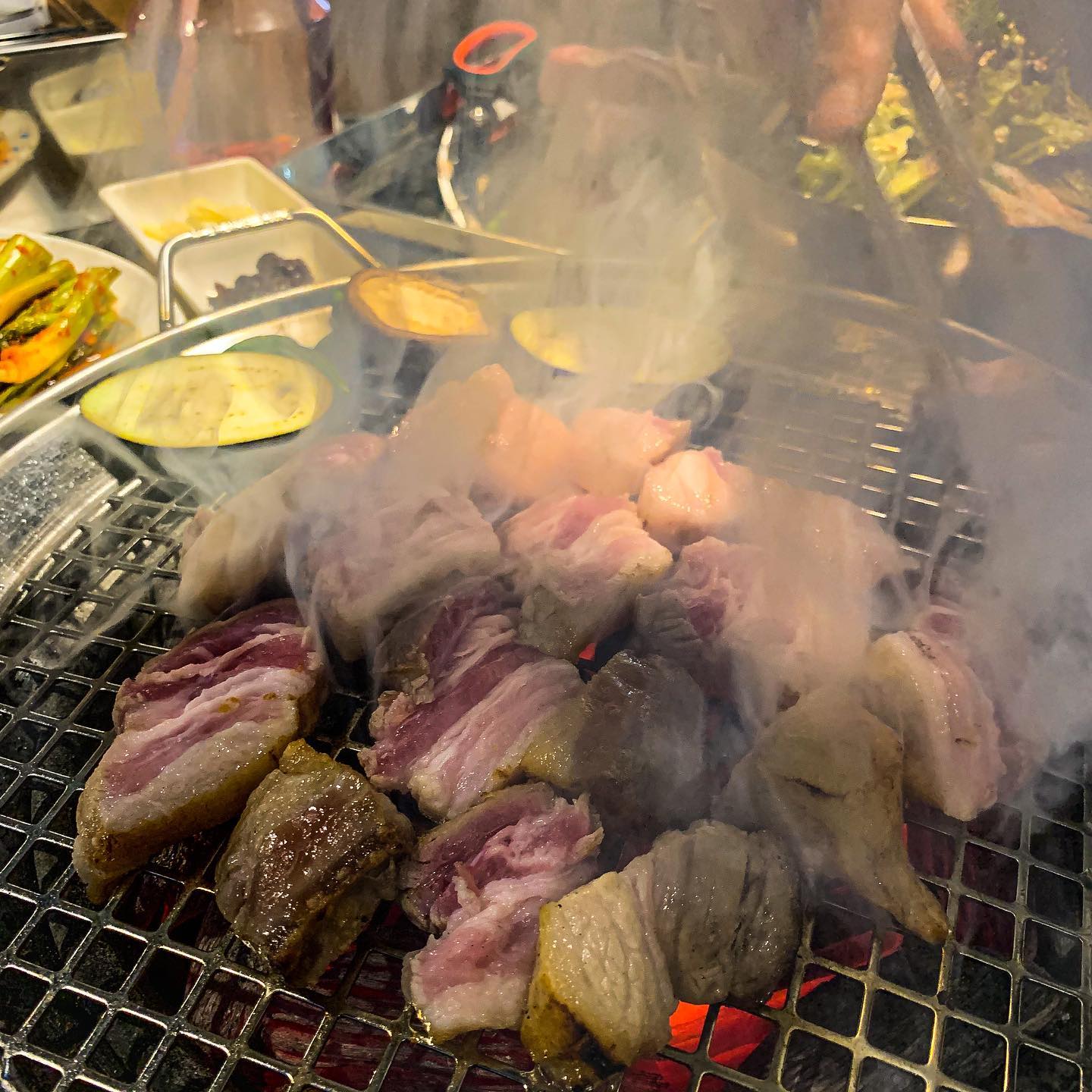 #세먹_한남 #한남회관 
.
한남동의 뉴트로갬성 제주산 숙성돼지고기 전문점
.
두툼-한 오겹살을 숯불에 아주 가까이 구워주셔서
참숯향이 진하개 베어있고
육즙이 팡팡,,,★
.
빙장고에서 3주동안 숙성시켜서 그런가
좀더 진한 육즙맛이 나는건 기분탓인가
빙장고가 신기하게 생겨서 보는 재미도 있다
.
직접 담그신다는 파김치랑 깻잎지가 찐이다
살짝 물릴때쯤 매콤하게 먹어주면 (˃̶᷄‧̫ ˂̶᷅๑ )
.
오징어 섞어찌개 사이드가 진짜 미친놈인데
오징어가 실하게 들어있고
요 안에 들어간 소고기가 진촤 넘넘 부드럽구 체고다
해물, 육고기에서 우러난 칼칼한 국물도 대박!💥!(•̀ᴗ•́)و ̑̑
.
.
분위기도 힙하니 술한잔 하기 딱 좋은듯👯🔥
.

💡상호명 : 한남회관
💡위치 : 서울 용산구 대사관로34길 21 , 2층
💡가격 : 오겹상 15000 항정살 18000 오징어섞어찌개 18000
.
.
맛 : ☀️☀️☀️🌗 섞어찌개 존맛 숙성고기에 깻잎지 쌈 체고
분위기 : ☀️☀️☀️🌗 힙한 뉴트로풍. 대리석 테이블이 인상적
접근성 : ☀️☀️☀️☀️ 건물 뒷편 주차 1시간 무료
비주얼 : ☀️☀️☀️☀️직화 비주얼 크ㅡ으으ㅠ